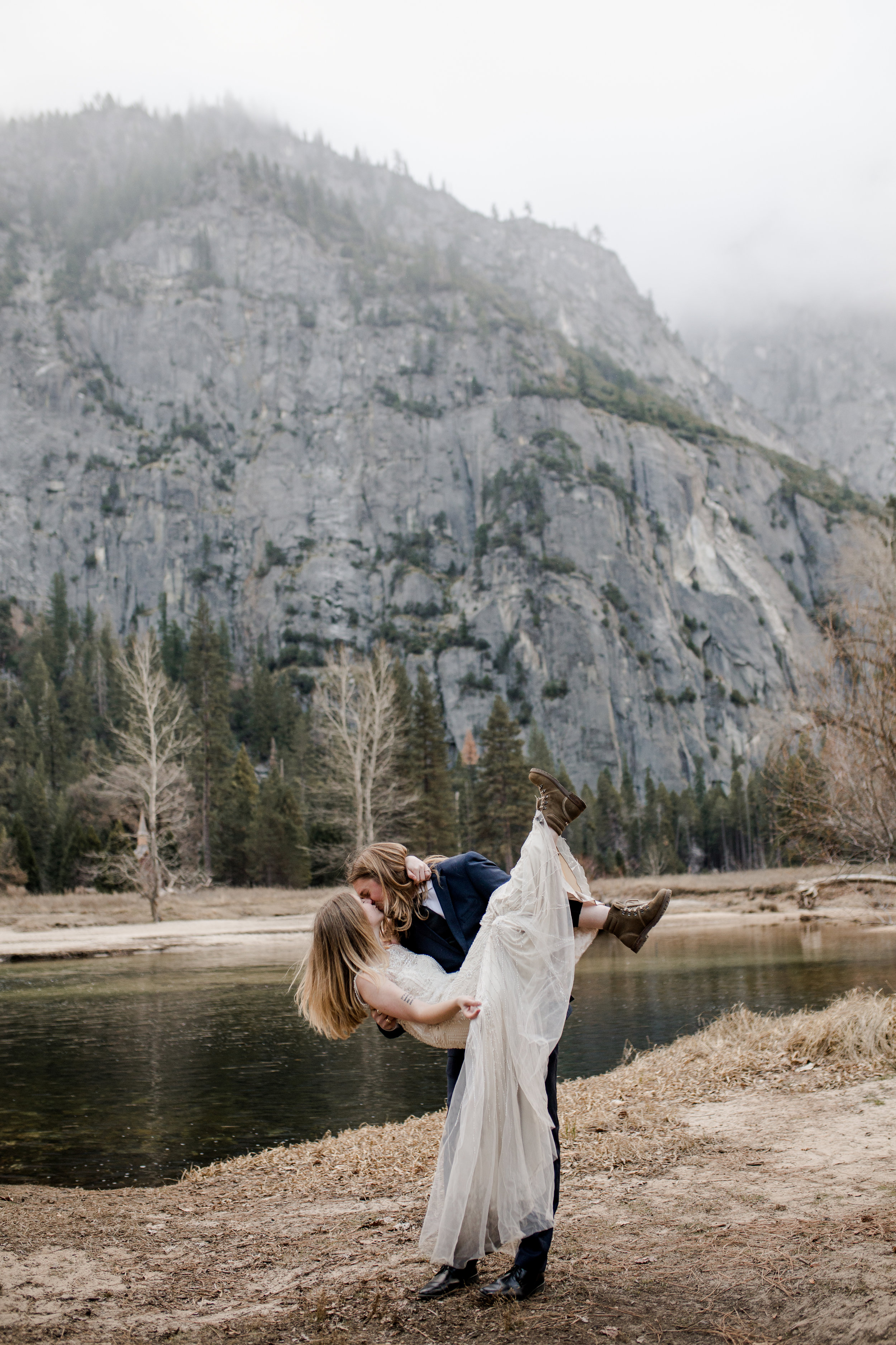 nicole-daacke-photography-yousemite-national-park-elopement-photographer-winter-cloud-moody-elope-inspiration-yosemite-valley-tunnel-view-winter-cloud-fog-weather-wedding-photos-43.jpg