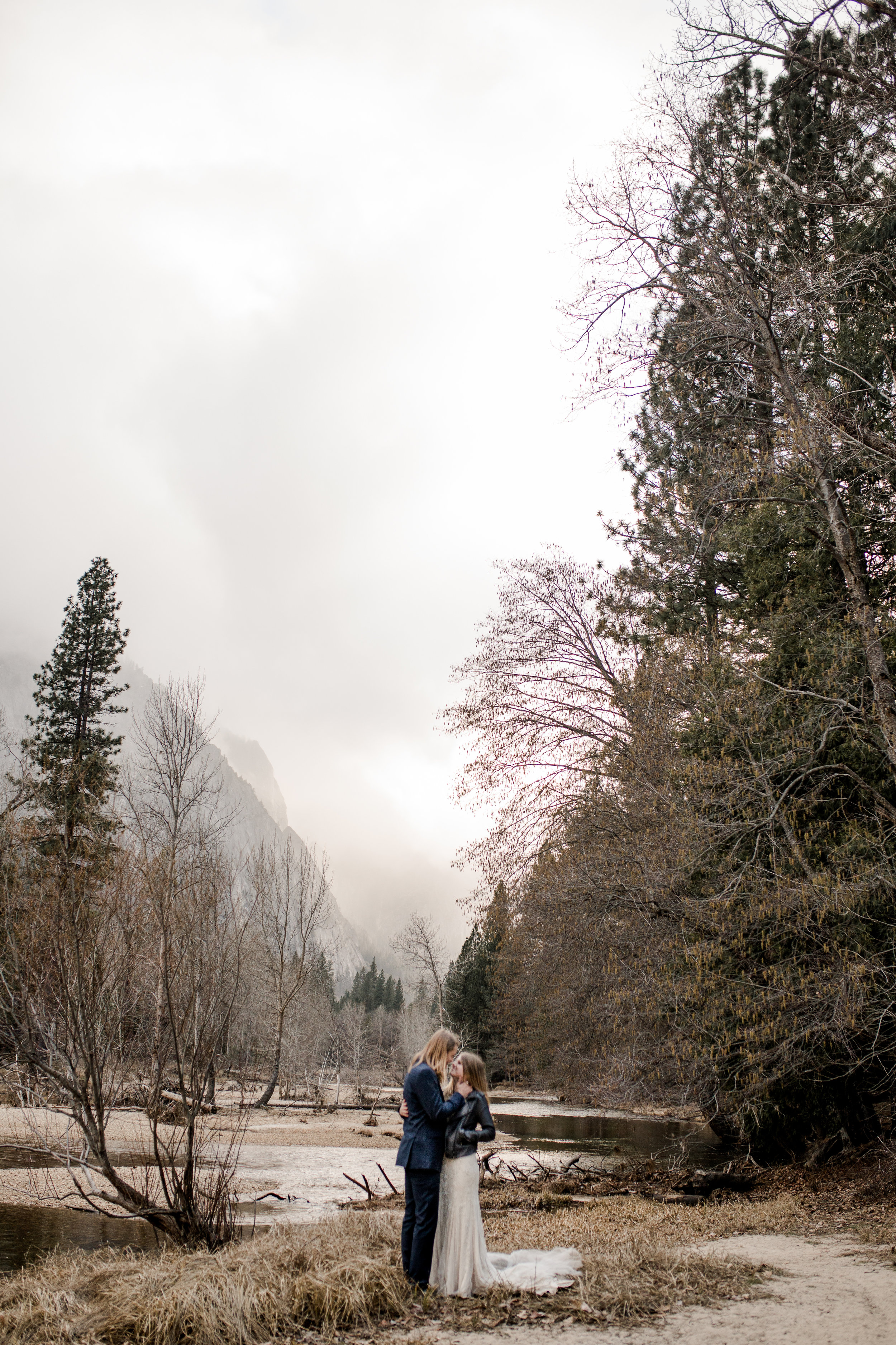 nicole-daacke-photography-yousemite-national-park-elopement-photographer-winter-cloud-moody-elope-inspiration-yosemite-valley-tunnel-view-winter-cloud-fog-weather-wedding-photos-45.jpg