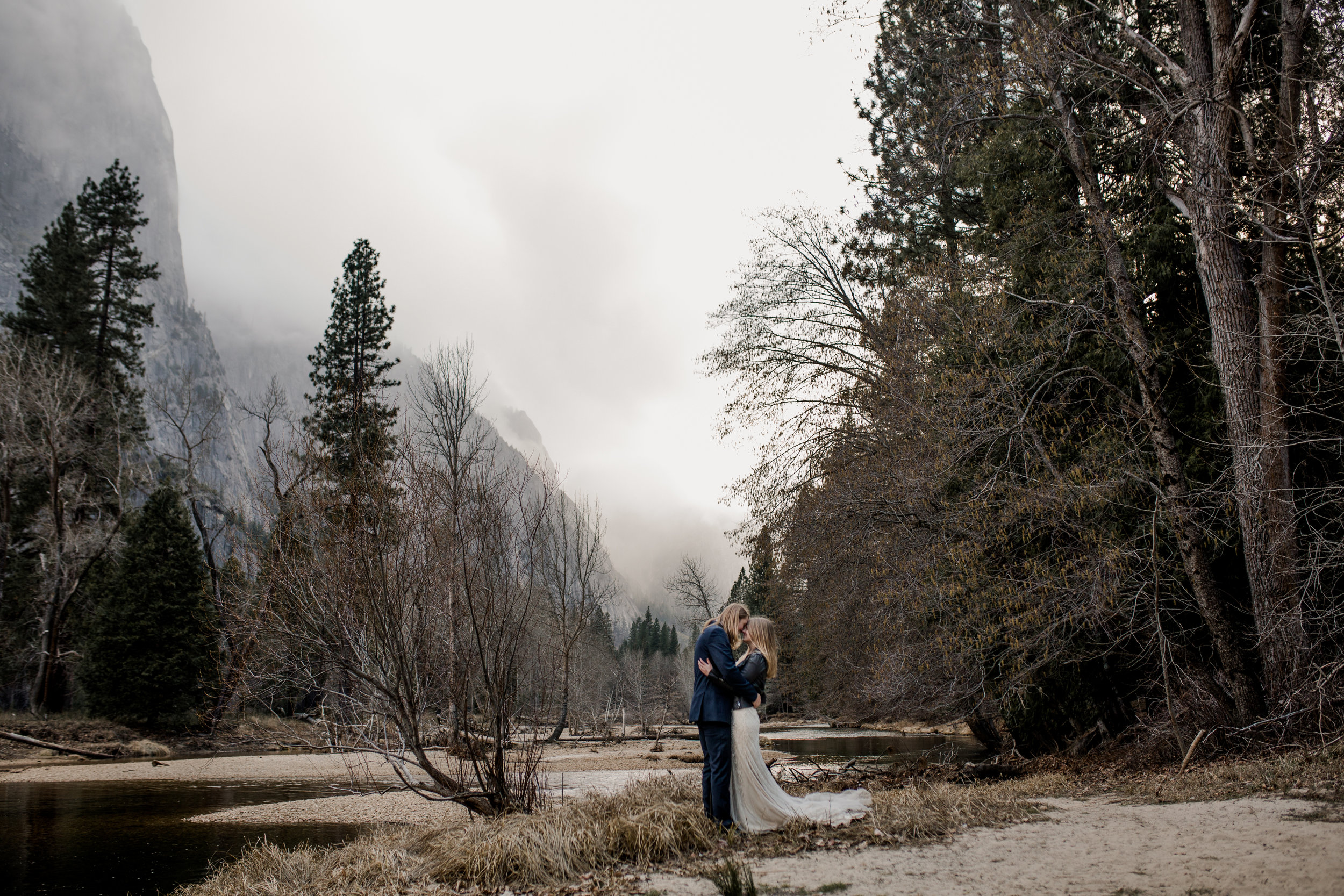 nicole-daacke-photography-yousemite-national-park-elopement-photographer-winter-cloud-moody-elope-inspiration-yosemite-valley-tunnel-view-winter-cloud-fog-weather-wedding-photos-44.jpg