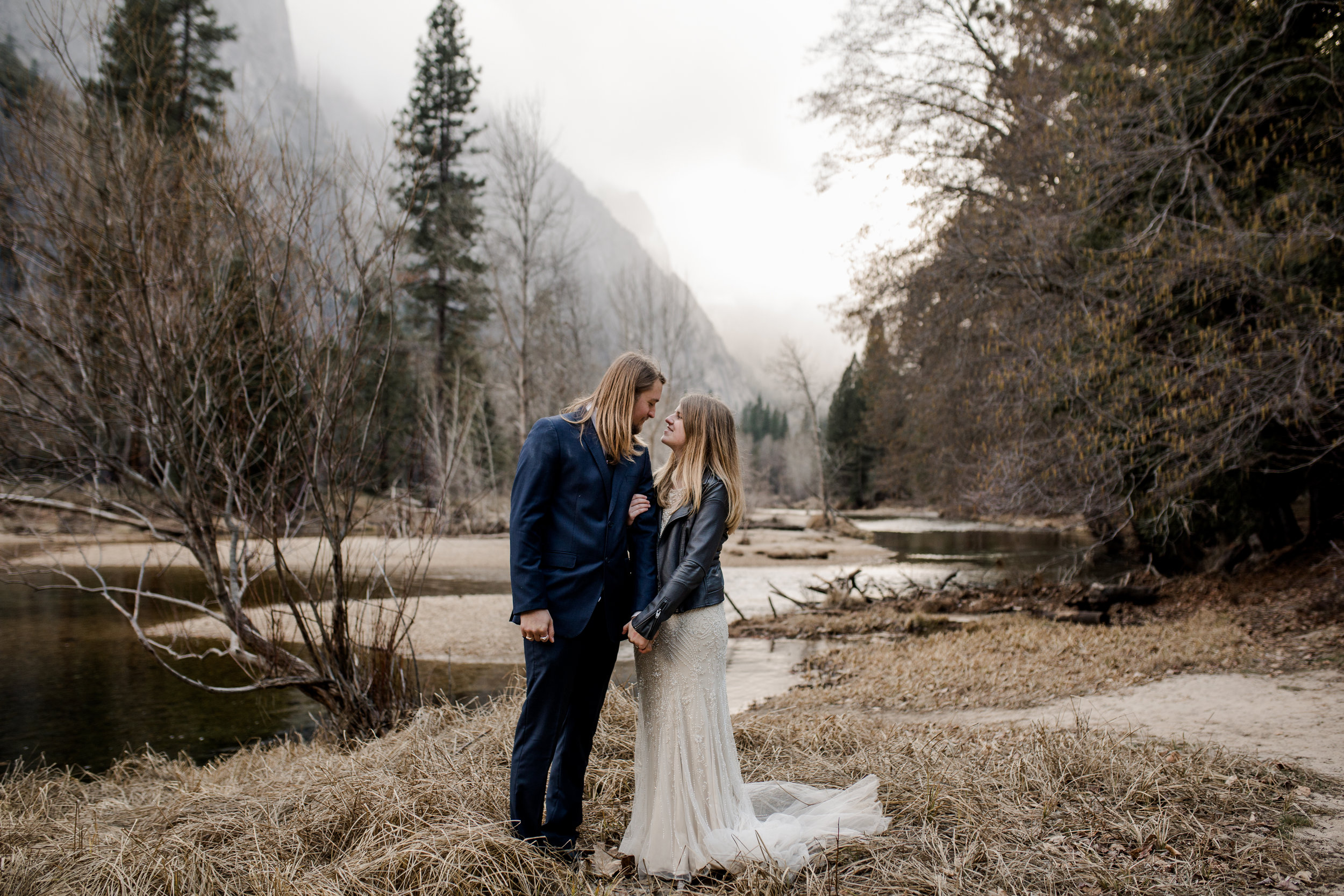 nicole-daacke-photography-yousemite-national-park-elopement-photographer-winter-cloud-moody-elope-inspiration-yosemite-valley-tunnel-view-winter-cloud-fog-weather-wedding-photos-46.jpg