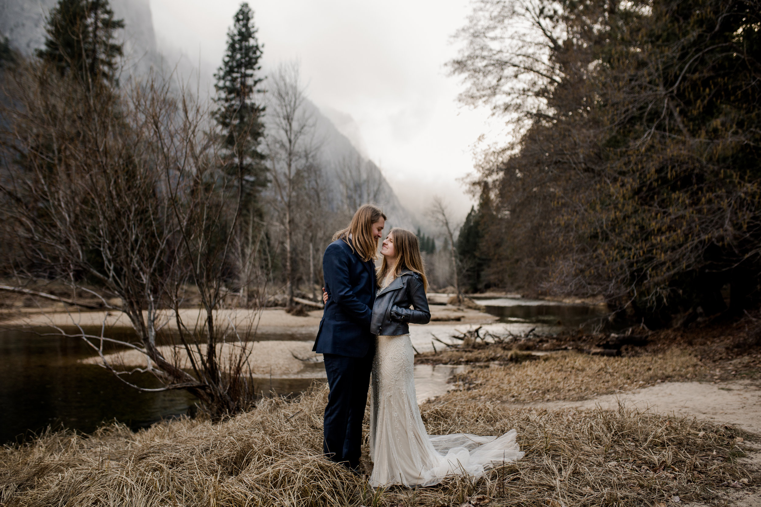 nicole-daacke-photography-yousemite-national-park-elopement-photographer-winter-cloud-moody-elope-inspiration-yosemite-valley-tunnel-view-winter-cloud-fog-weather-wedding-photos-48.jpg