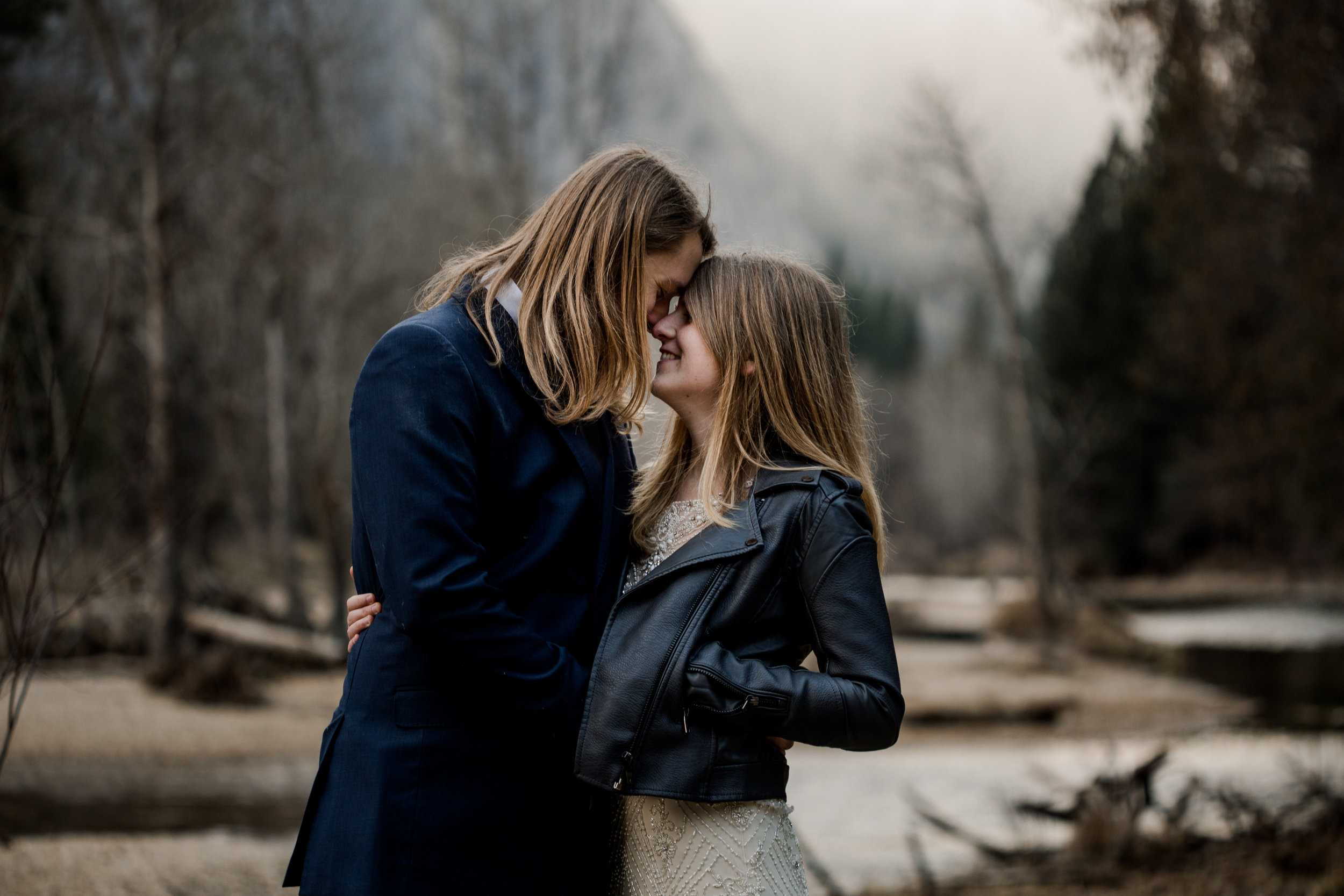 nicole-daacke-photography-yousemite-national-park-elopement-photographer-winter-cloud-moody-elope-inspiration-yosemite-valley-tunnel-view-winter-cloud-fog-weather-wedding-photos-49.jpg