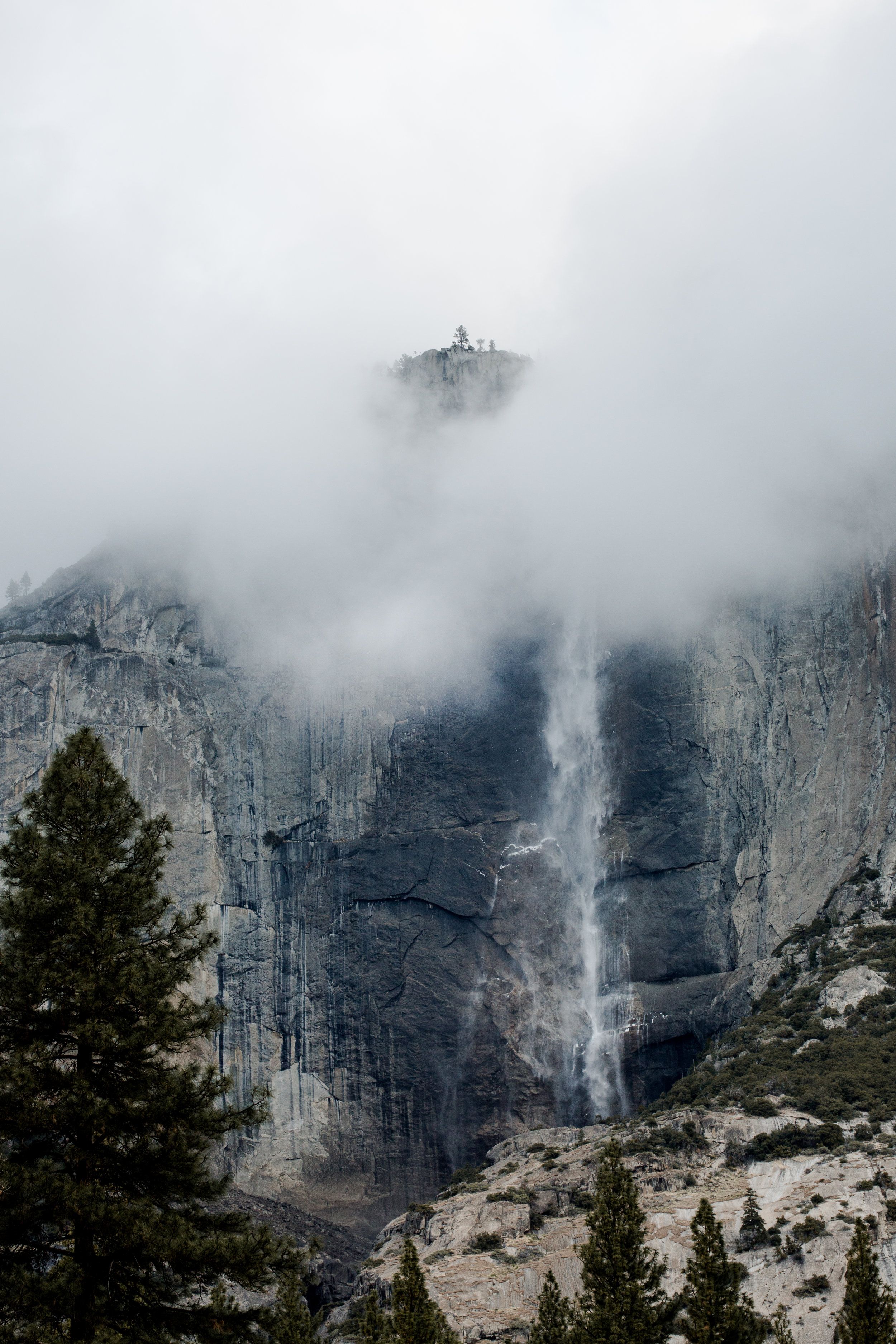nicole-daacke-photography-yousemite-national-park-elopement-photographer-winter-cloud-moody-elope-inspiration-yosemite-valley-tunnel-view-winter-cloud-fog-weather-wedding-photos-51.jpg