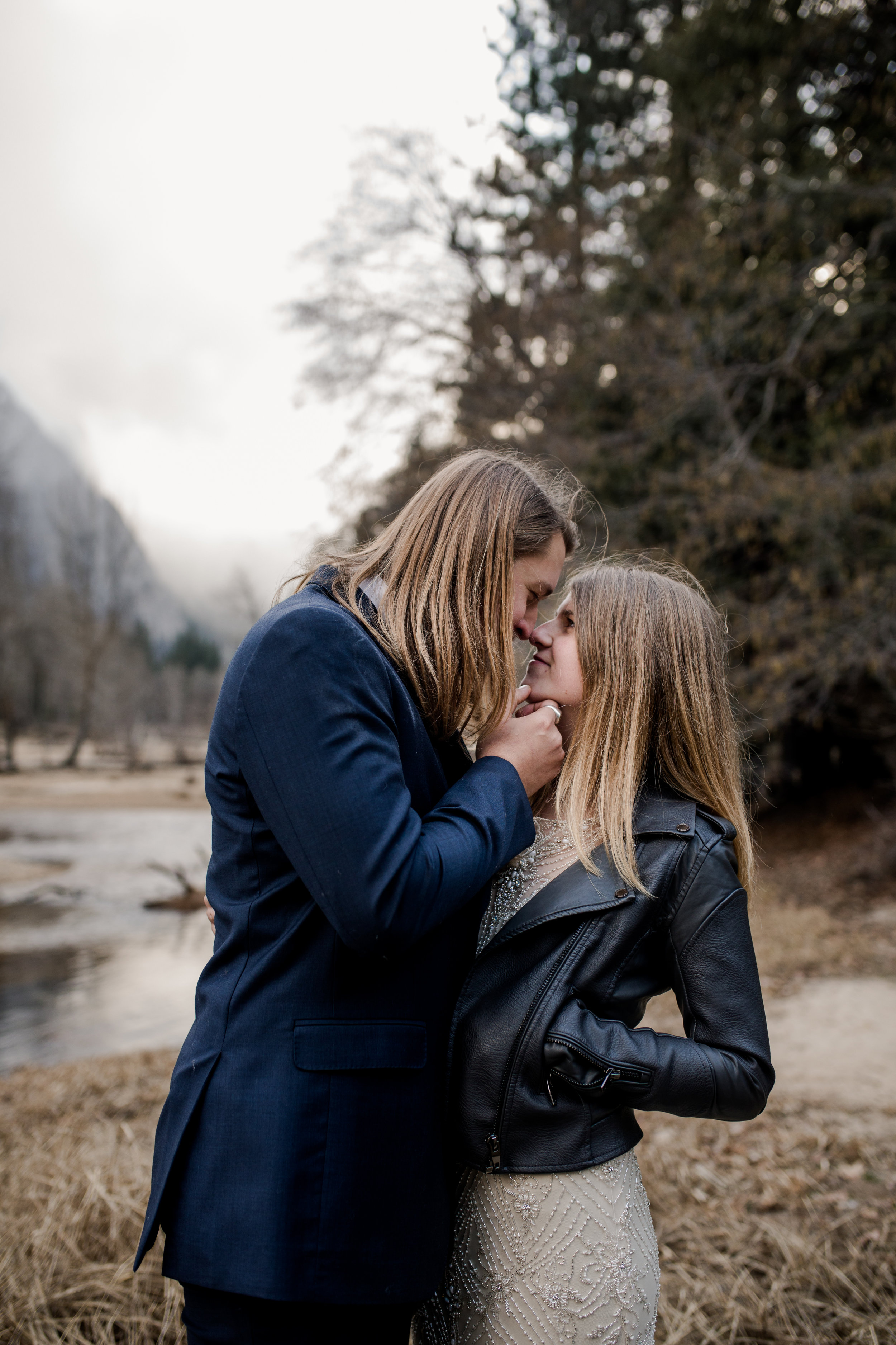 nicole-daacke-photography-yousemite-national-park-elopement-photographer-winter-cloud-moody-elope-inspiration-yosemite-valley-tunnel-view-winter-cloud-fog-weather-wedding-photos-52.jpg