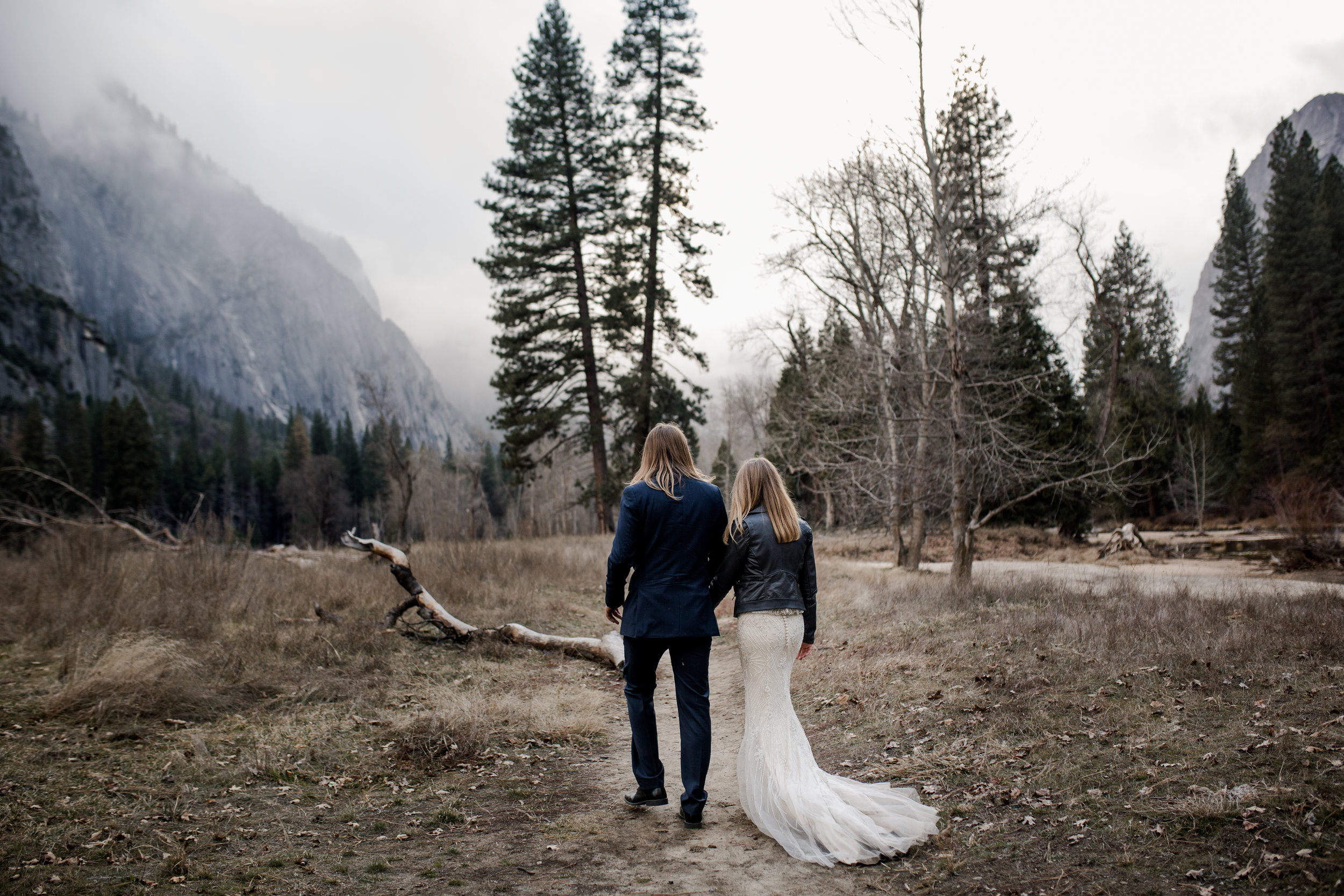 nicole-daacke-photography-yousemite-national-park-elopement-photographer-winter-cloud-moody-elope-inspiration-yosemite-valley-tunnel-view-winter-cloud-fog-weather-wedding-photos-54.jpg