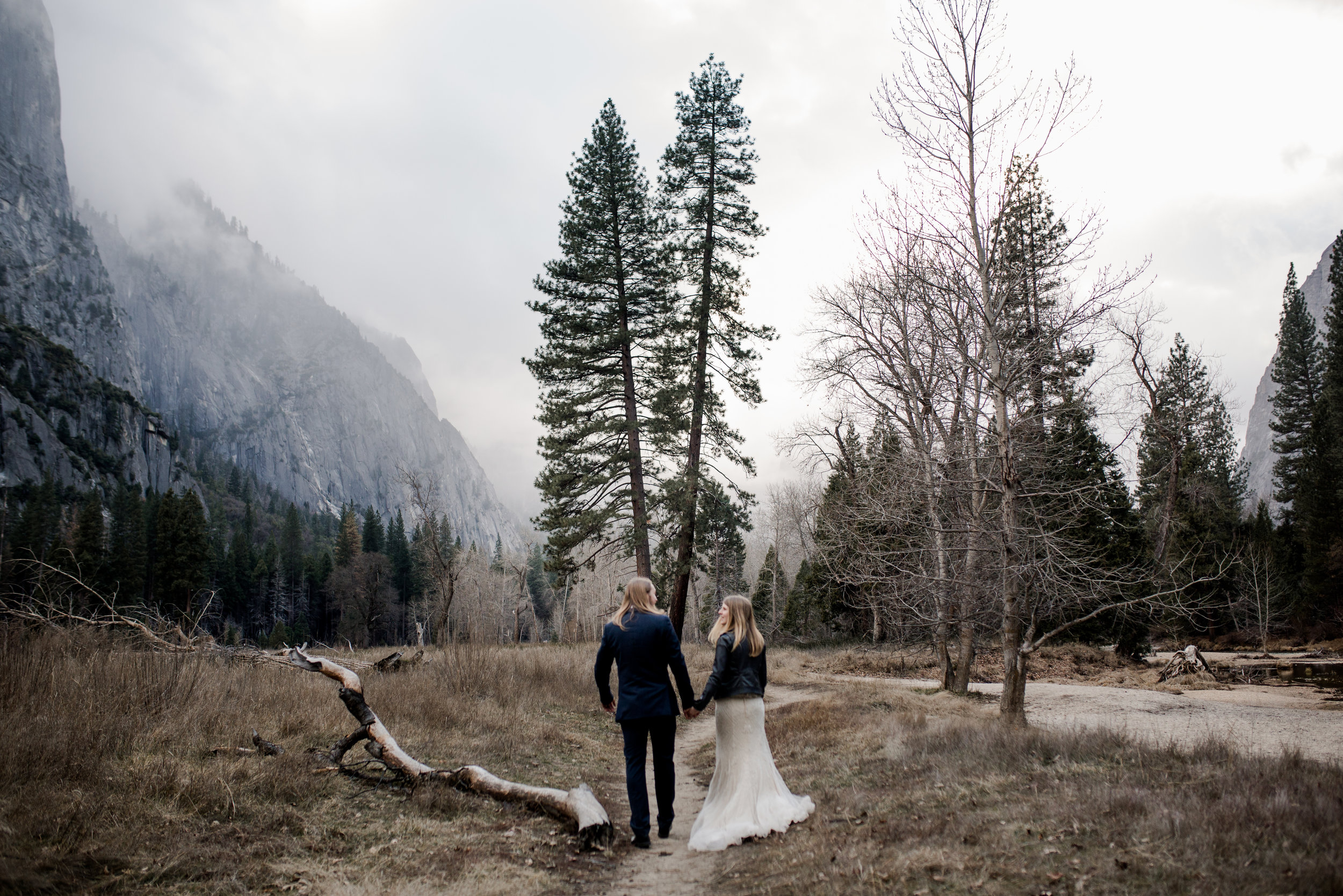 nicole-daacke-photography-yousemite-national-park-elopement-photographer-winter-cloud-moody-elope-inspiration-yosemite-valley-tunnel-view-winter-cloud-fog-weather-wedding-photos-55.jpg