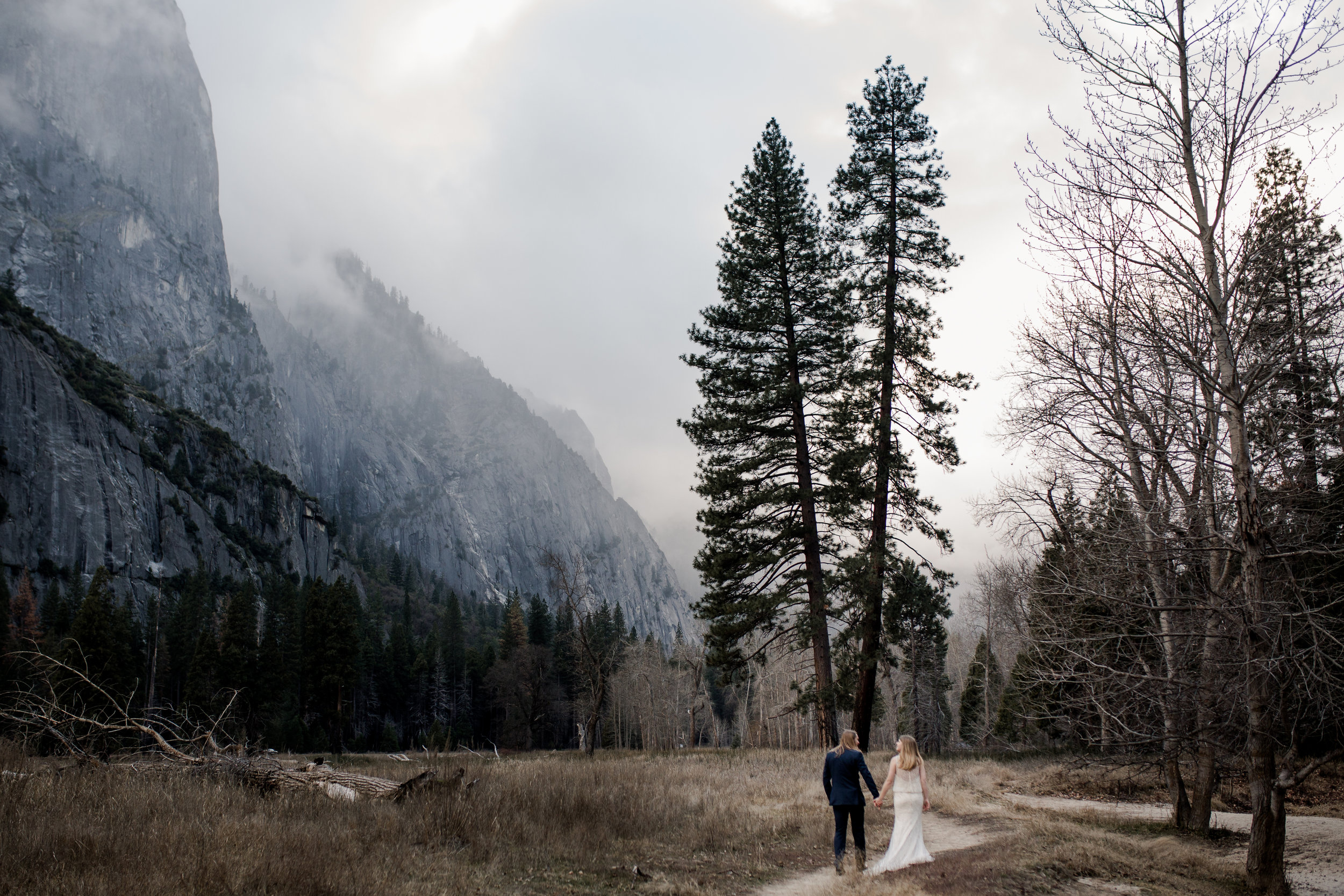 nicole-daacke-photography-yousemite-national-park-elopement-photographer-winter-cloud-moody-elope-inspiration-yosemite-valley-tunnel-view-winter-cloud-fog-weather-wedding-photos-56.jpg