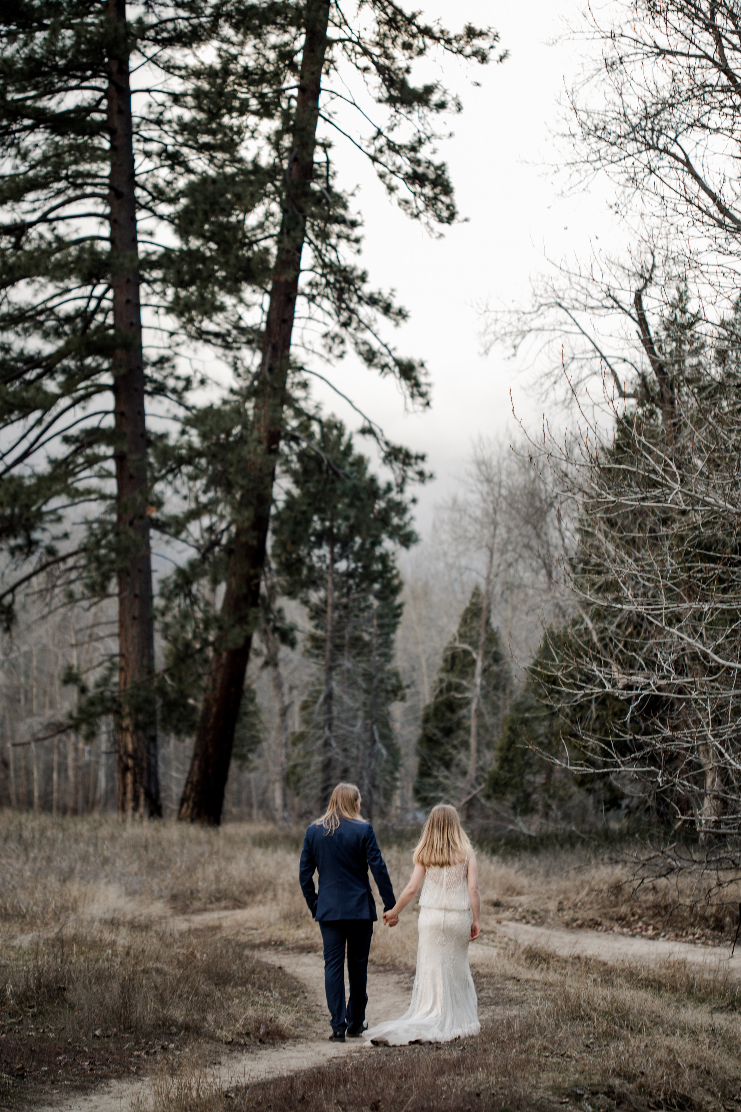 nicole-daacke-photography-yousemite-national-park-elopement-photographer-winter-cloud-moody-elope-inspiration-yosemite-valley-tunnel-view-winter-cloud-fog-weather-wedding-photos-57.jpg