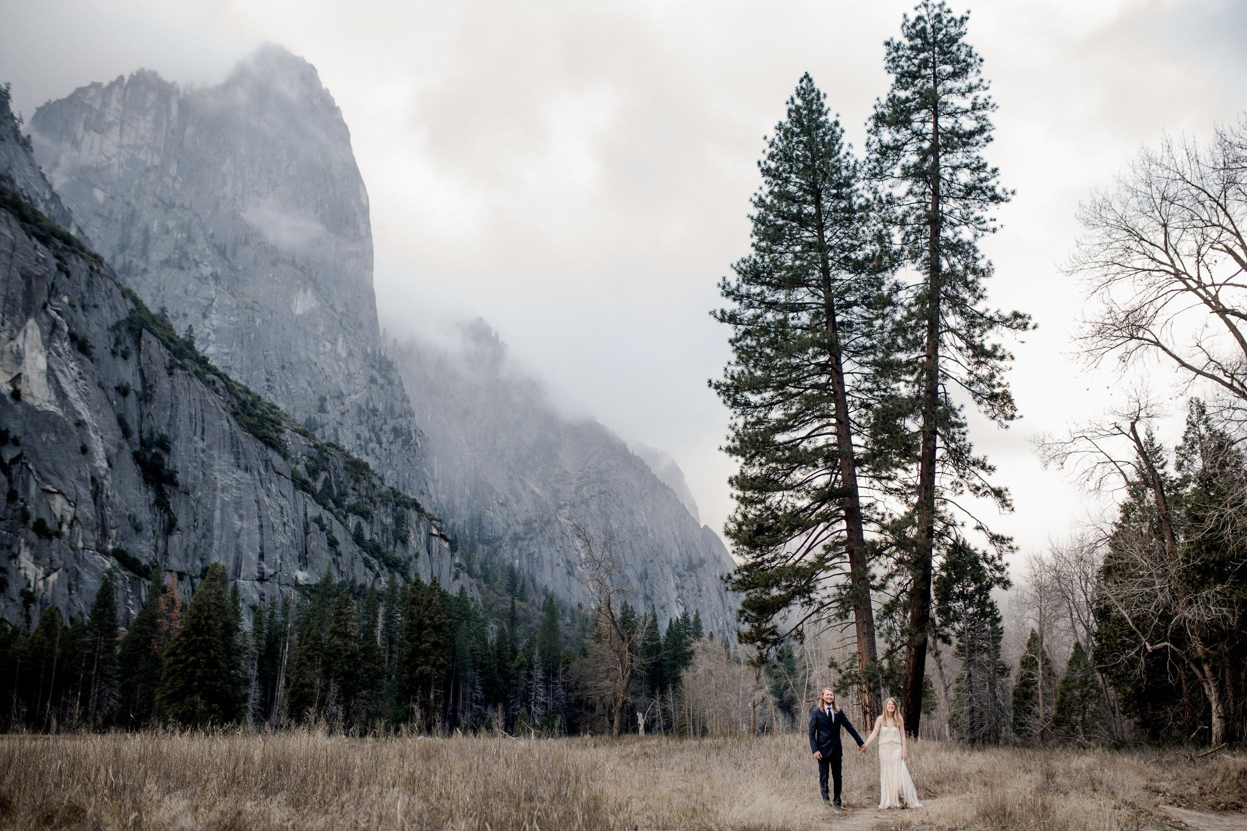 nicole-daacke-photography-yousemite-national-park-elopement-photographer-winter-cloud-moody-elope-inspiration-yosemite-valley-tunnel-view-winter-cloud-fog-weather-wedding-photos-59.jpg