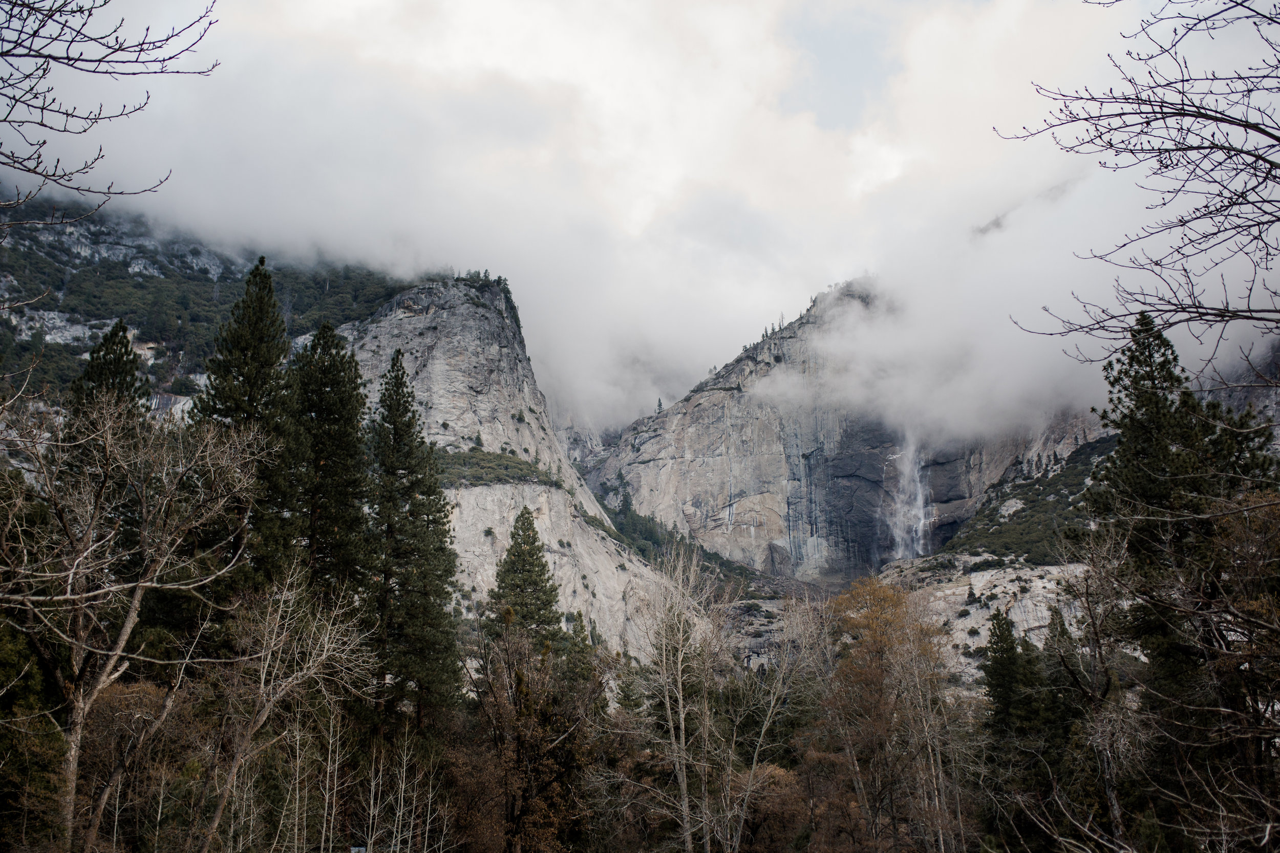 nicole-daacke-photography-yousemite-national-park-elopement-photographer-winter-cloud-moody-elope-inspiration-yosemite-valley-tunnel-view-winter-cloud-fog-weather-wedding-photos-58.jpg