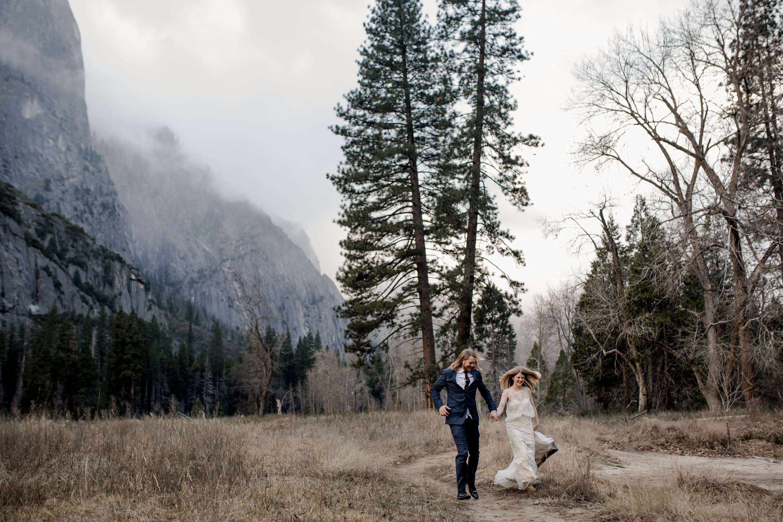 nicole-daacke-photography-yousemite-national-park-elopement-photographer-winter-cloud-moody-elope-inspiration-yosemite-valley-tunnel-view-winter-cloud-fog-weather-wedding-photos-60.jpg