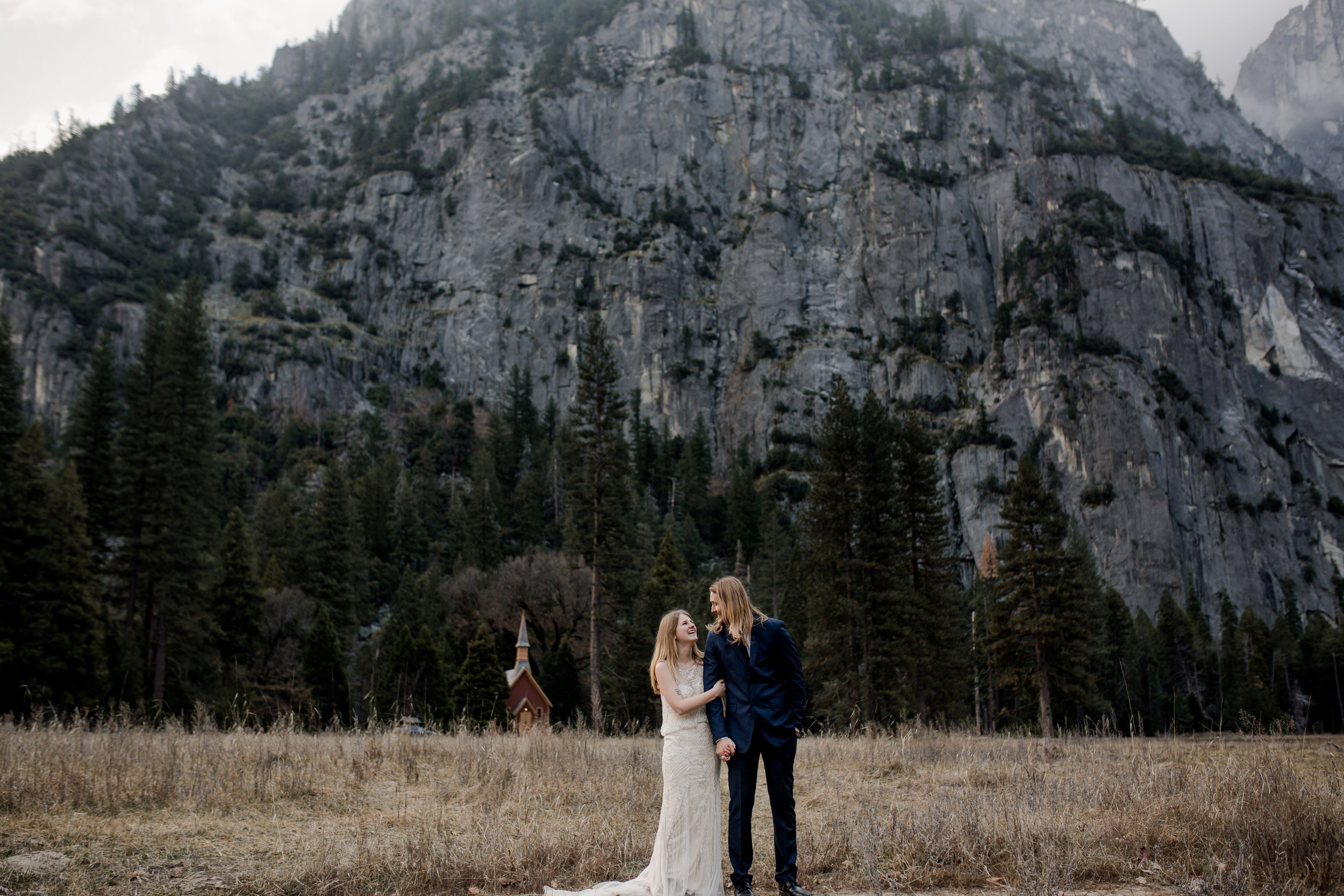 nicole-daacke-photography-yousemite-national-park-elopement-photographer-winter-cloud-moody-elope-inspiration-yosemite-valley-tunnel-view-winter-cloud-fog-weather-wedding-photos-62.jpg