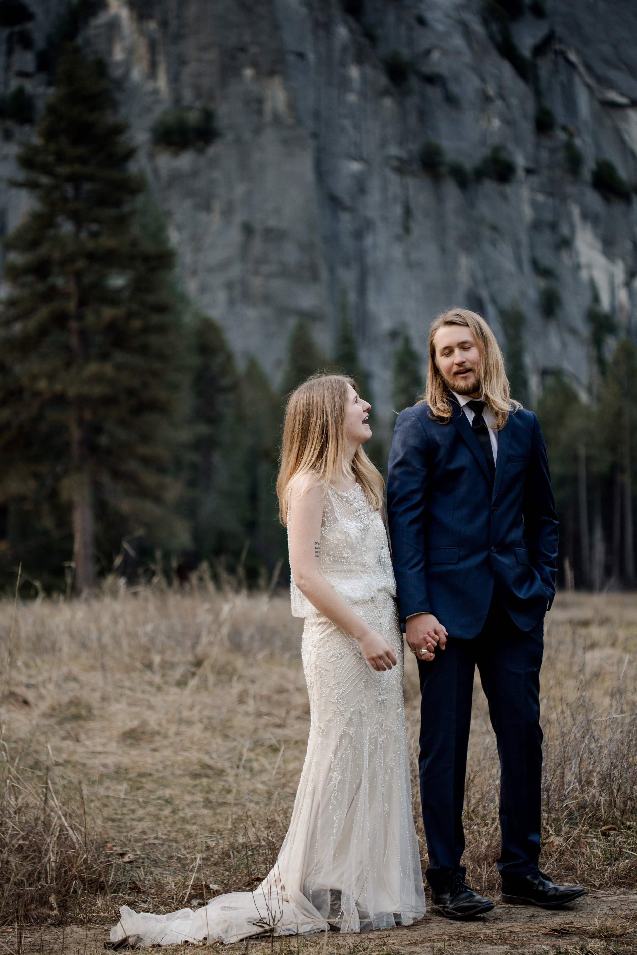 nicole-daacke-photography-yousemite-national-park-elopement-photographer-winter-cloud-moody-elope-inspiration-yosemite-valley-tunnel-view-winter-cloud-fog-weather-wedding-photos-64.jpg