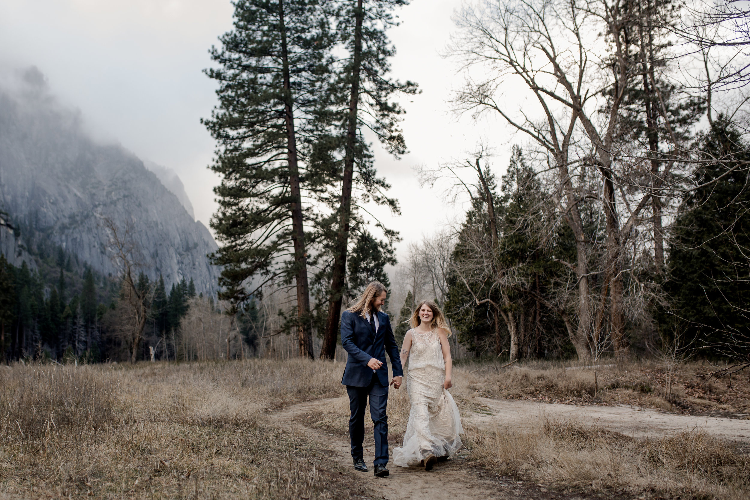 nicole-daacke-photography-yousemite-national-park-elopement-photographer-winter-cloud-moody-elope-inspiration-yosemite-valley-tunnel-view-winter-cloud-fog-weather-wedding-photos-61.jpg