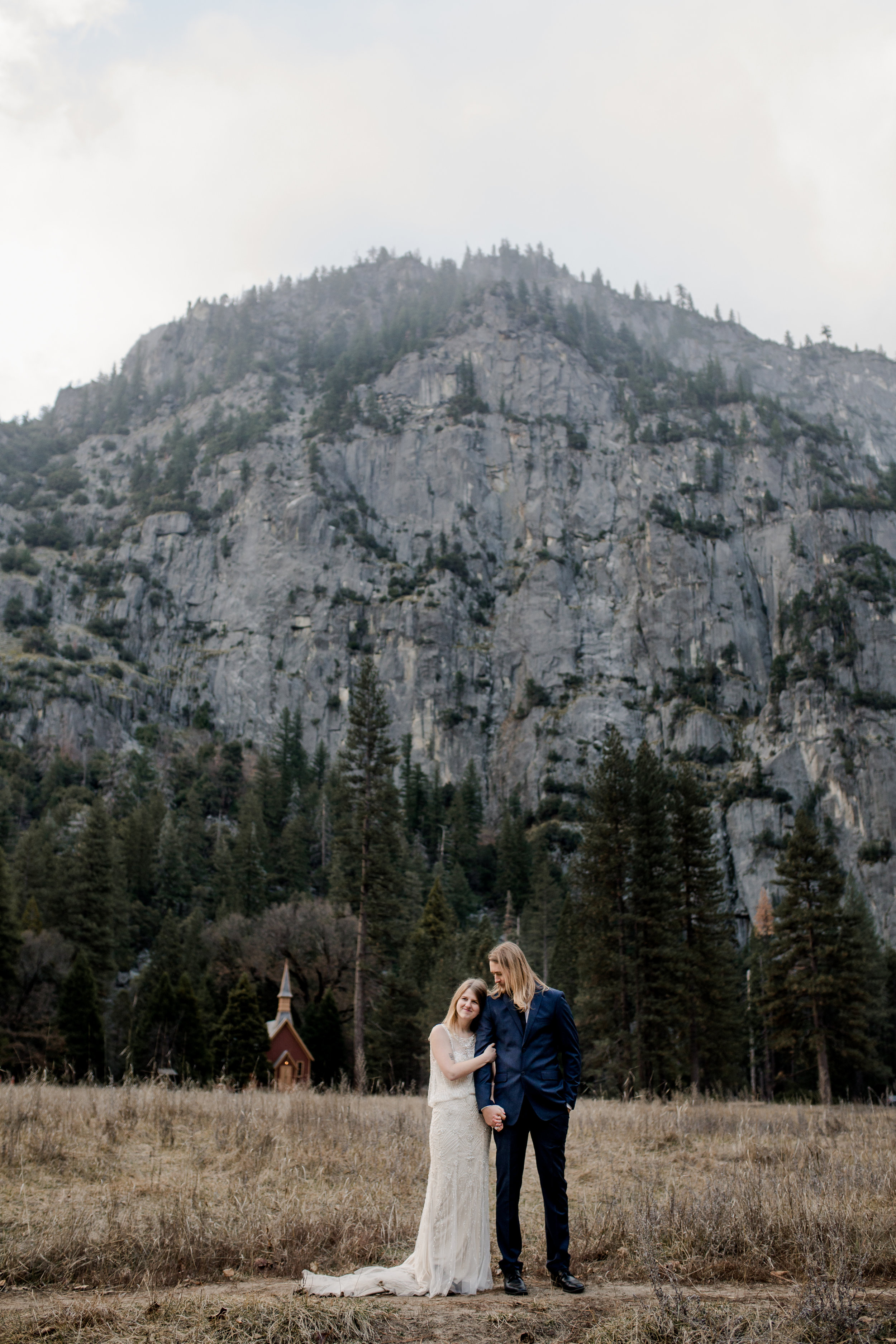 nicole-daacke-photography-yousemite-national-park-elopement-photographer-winter-cloud-moody-elope-inspiration-yosemite-valley-tunnel-view-winter-cloud-fog-weather-wedding-photos-63.jpg