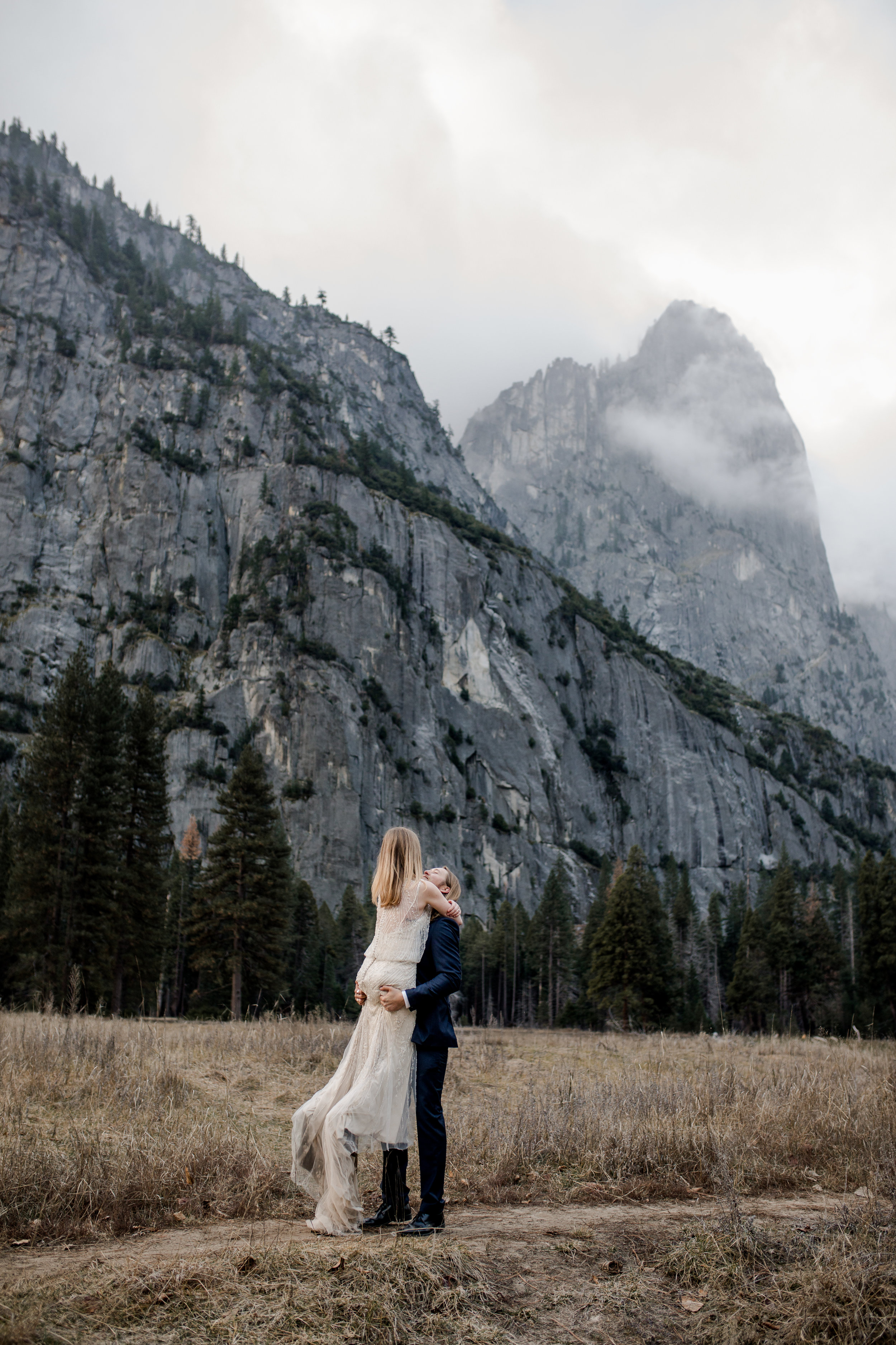 nicole-daacke-photography-yousemite-national-park-elopement-photographer-winter-cloud-moody-elope-inspiration-yosemite-valley-tunnel-view-winter-cloud-fog-weather-wedding-photos-65.jpg