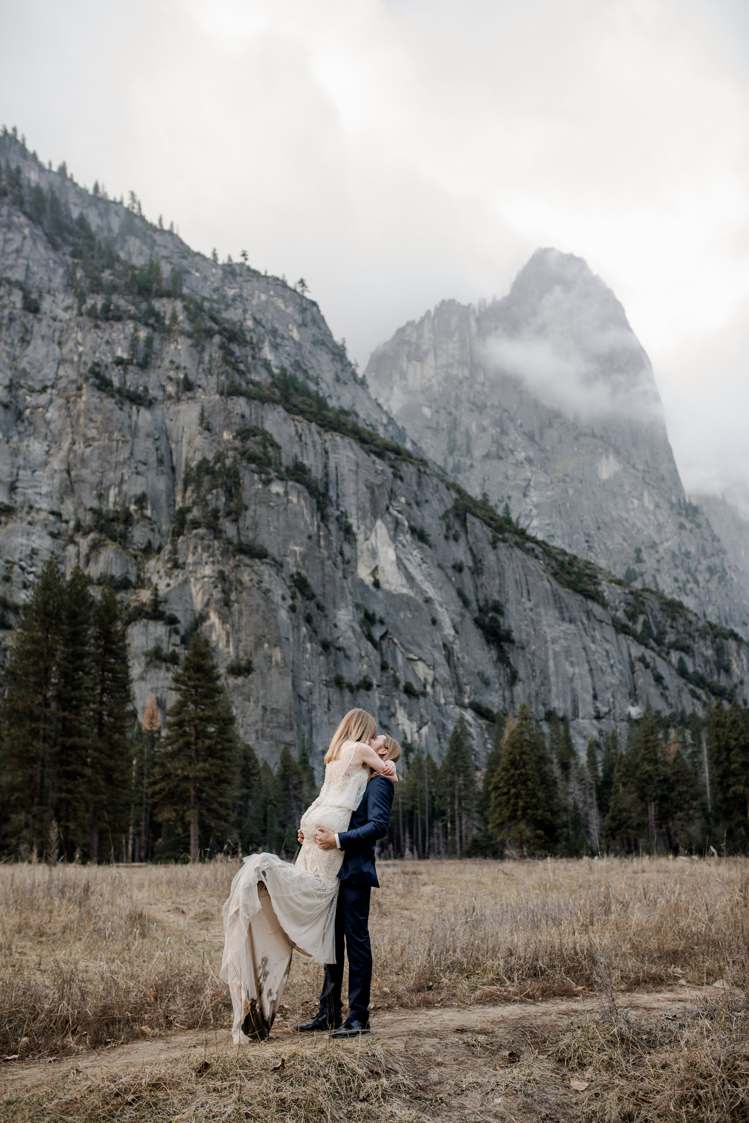 nicole-daacke-photography-yousemite-national-park-elopement-photographer-winter-cloud-moody-elope-inspiration-yosemite-valley-tunnel-view-winter-cloud-fog-weather-wedding-photos-66.jpg