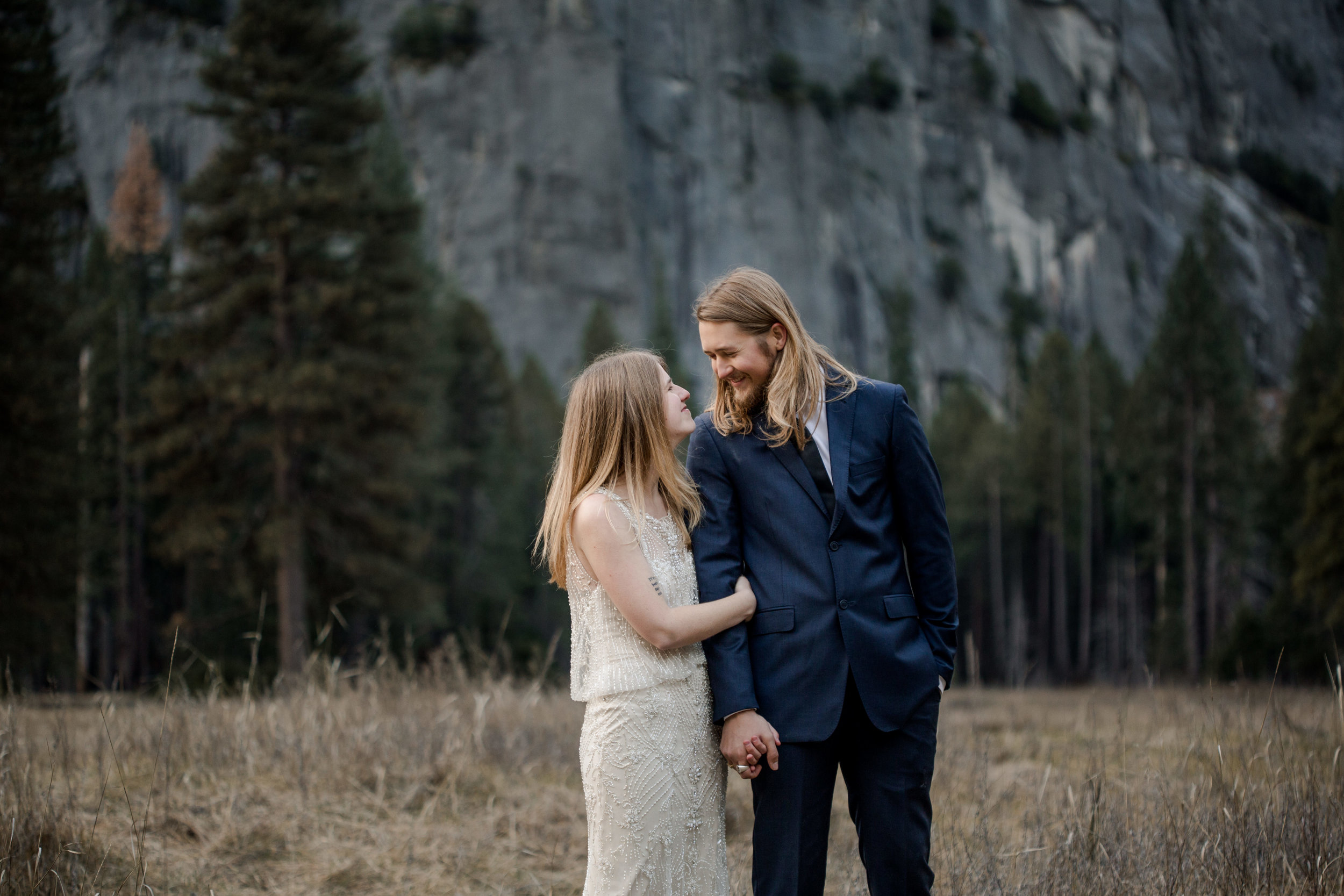 nicole-daacke-photography-yousemite-national-park-elopement-photographer-winter-cloud-moody-elope-inspiration-yosemite-valley-tunnel-view-winter-cloud-fog-weather-wedding-photos-67.jpg