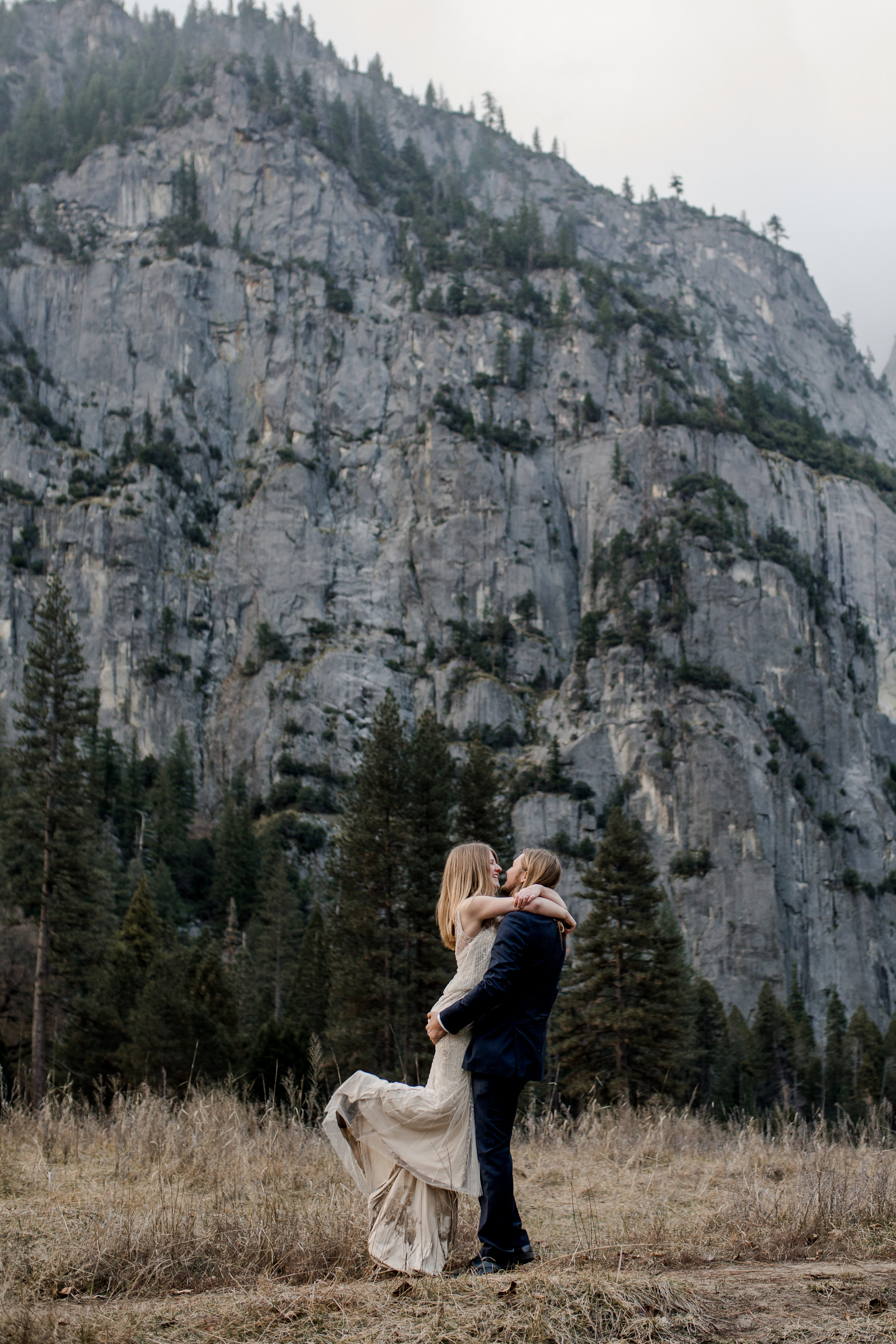 nicole-daacke-photography-yousemite-national-park-elopement-photographer-winter-cloud-moody-elope-inspiration-yosemite-valley-tunnel-view-winter-cloud-fog-weather-wedding-photos-69.jpg