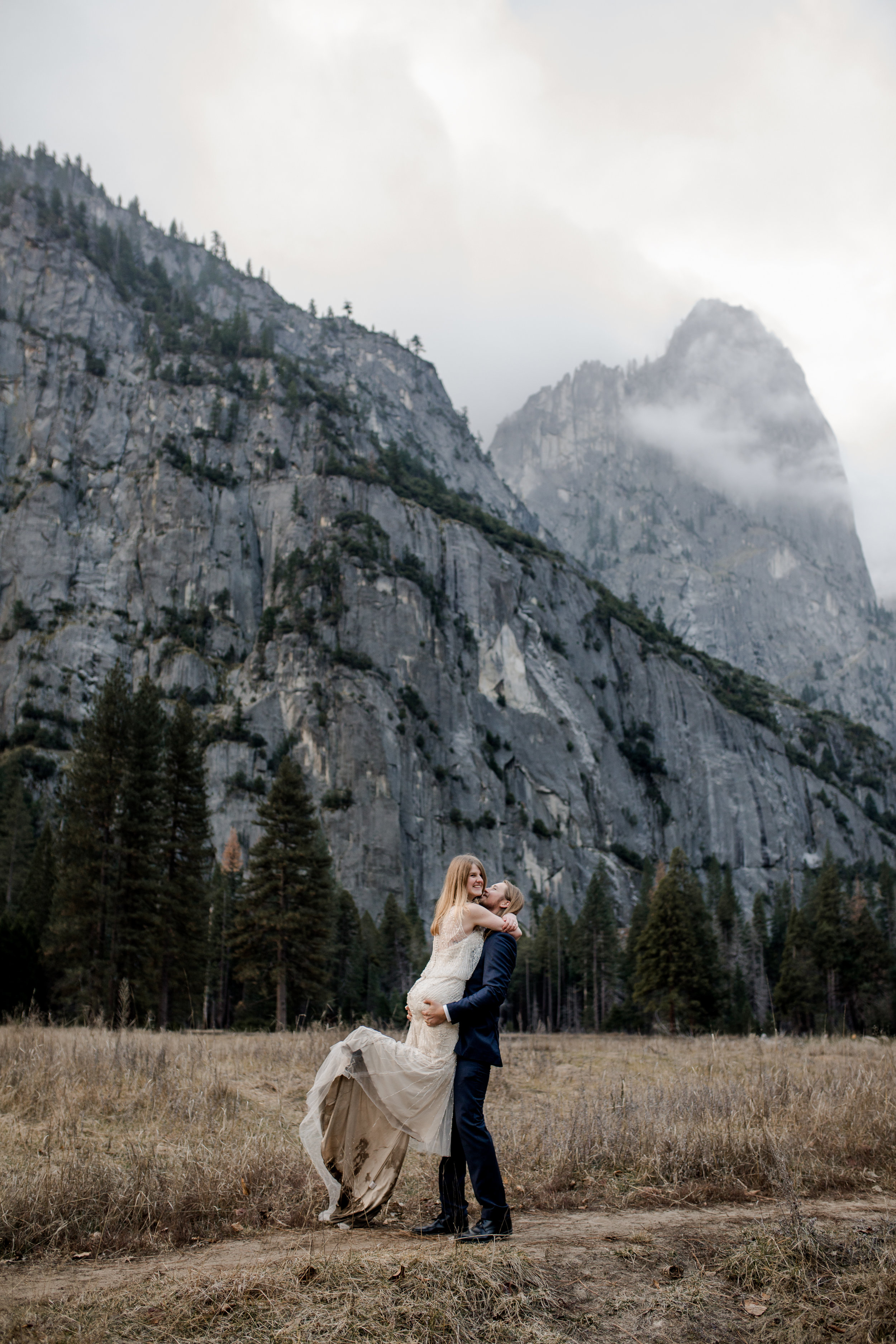 nicole-daacke-photography-yousemite-national-park-elopement-photographer-winter-cloud-moody-elope-inspiration-yosemite-valley-tunnel-view-winter-cloud-fog-weather-wedding-photos-68.jpg