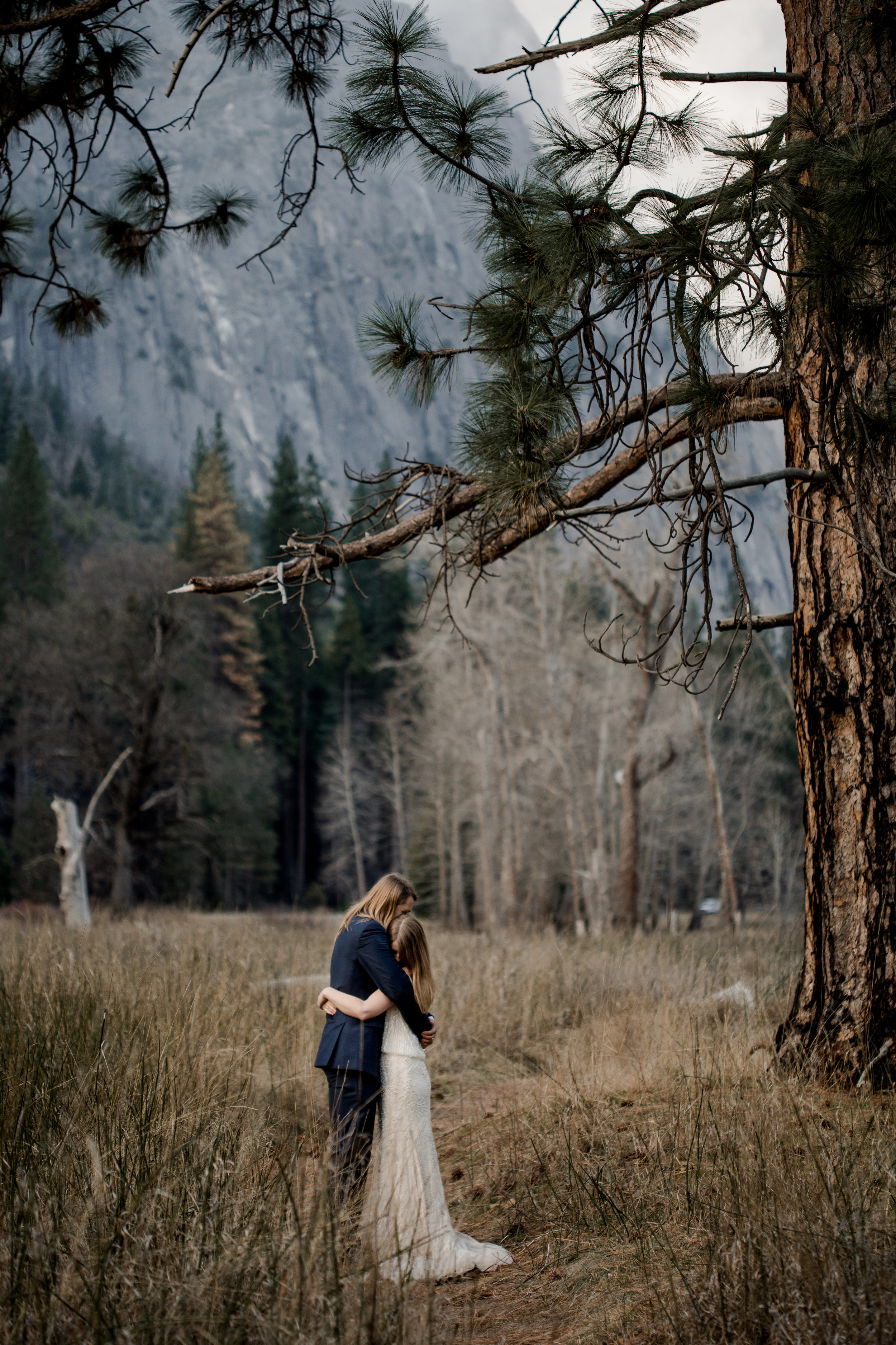 nicole-daacke-photography-yousemite-national-park-elopement-photographer-winter-cloud-moody-elope-inspiration-yosemite-valley-tunnel-view-winter-cloud-fog-weather-wedding-photos-72.jpg
