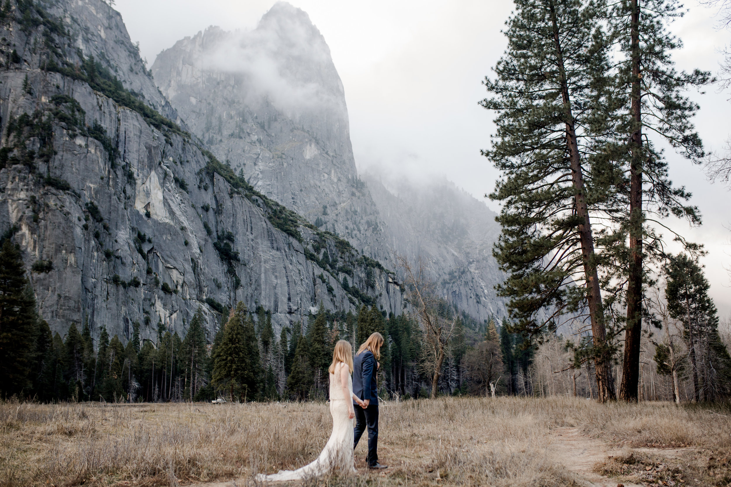 nicole-daacke-photography-yousemite-national-park-elopement-photographer-winter-cloud-moody-elope-inspiration-yosemite-valley-tunnel-view-winter-cloud-fog-weather-wedding-photos-70.jpg
