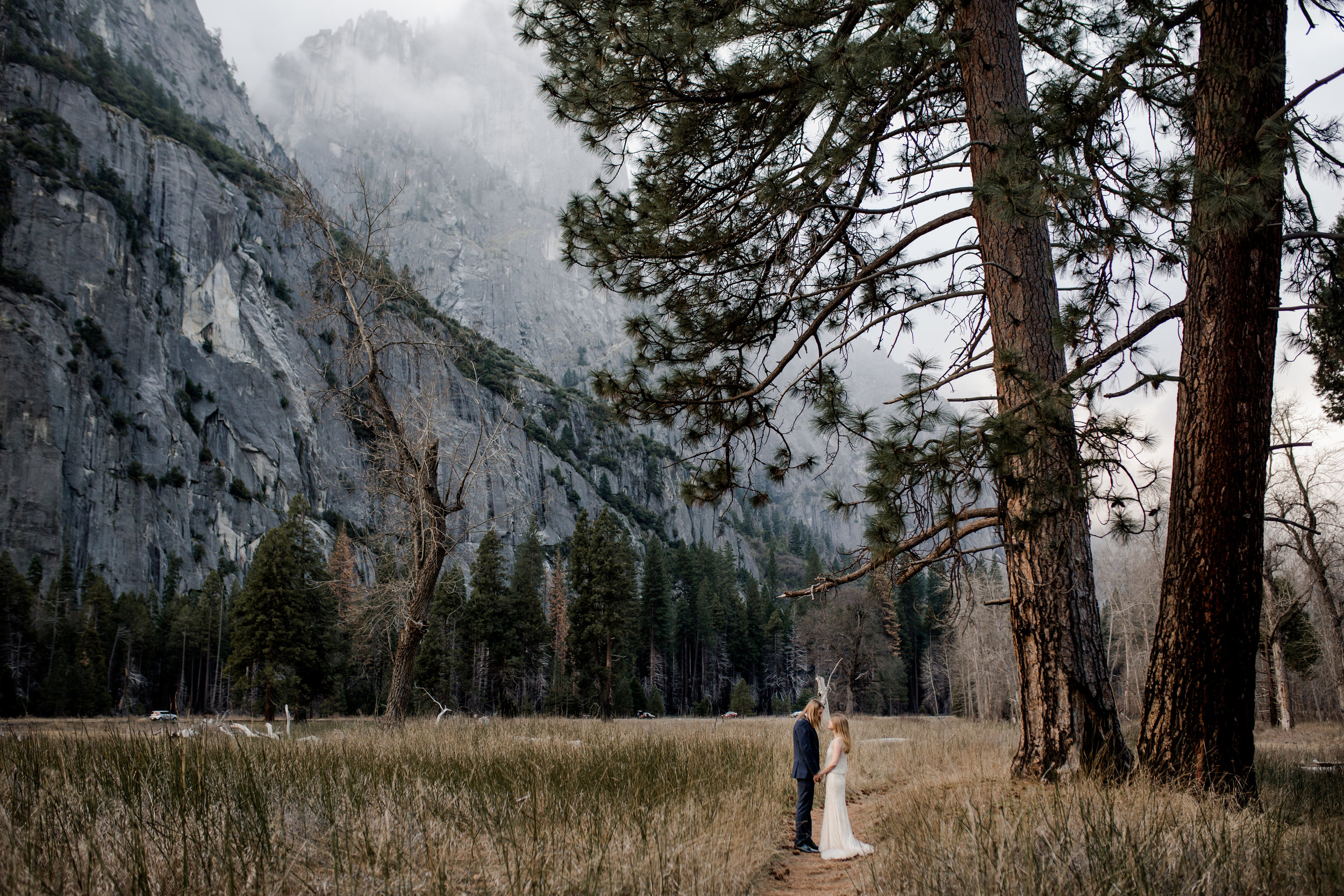 nicole-daacke-photography-yousemite-national-park-elopement-photographer-winter-cloud-moody-elope-inspiration-yosemite-valley-tunnel-view-winter-cloud-fog-weather-wedding-photos-71.jpg