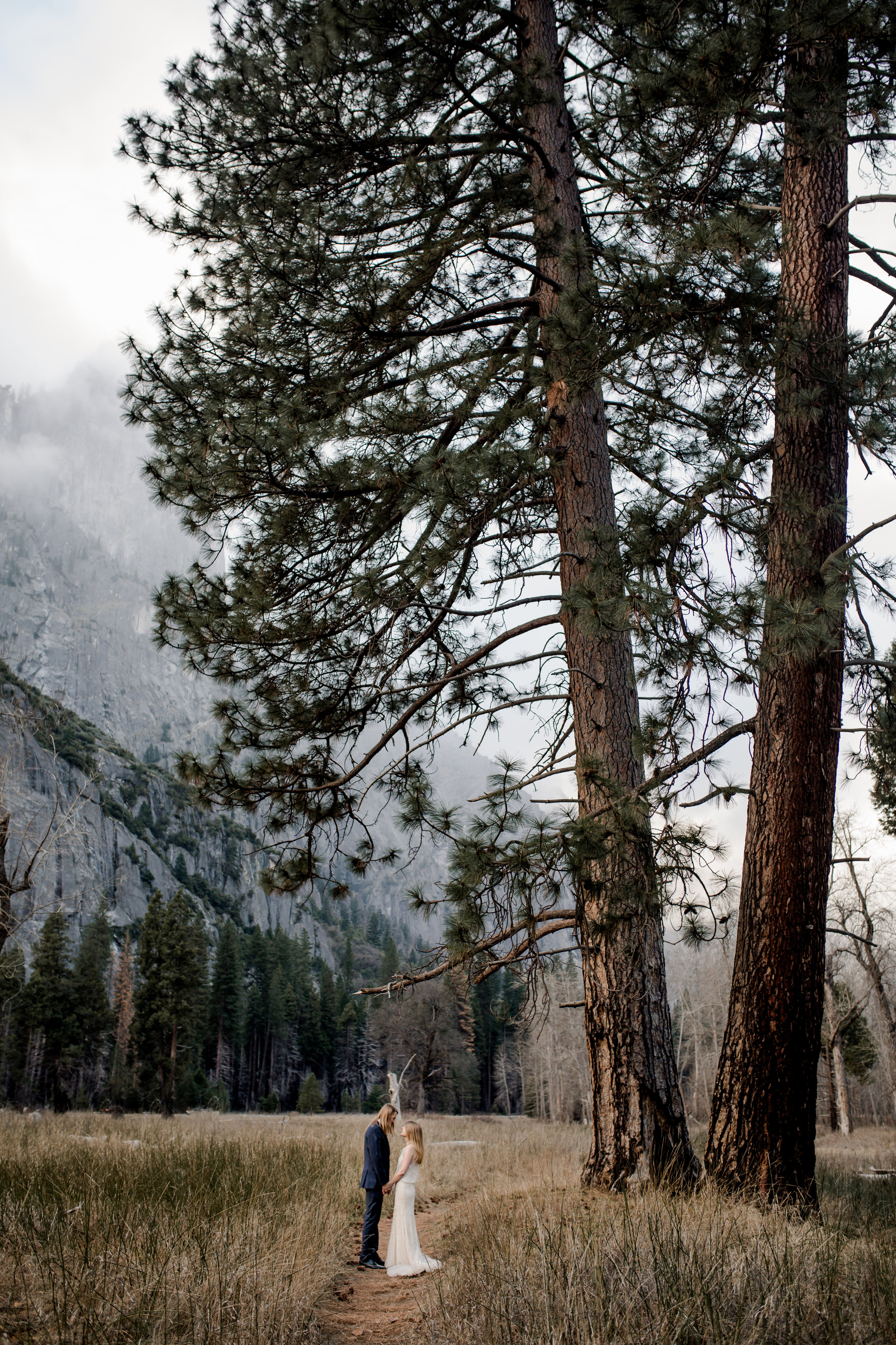 nicole-daacke-photography-yousemite-national-park-elopement-photographer-winter-cloud-moody-elope-inspiration-yosemite-valley-tunnel-view-winter-cloud-fog-weather-wedding-photos-73.jpg