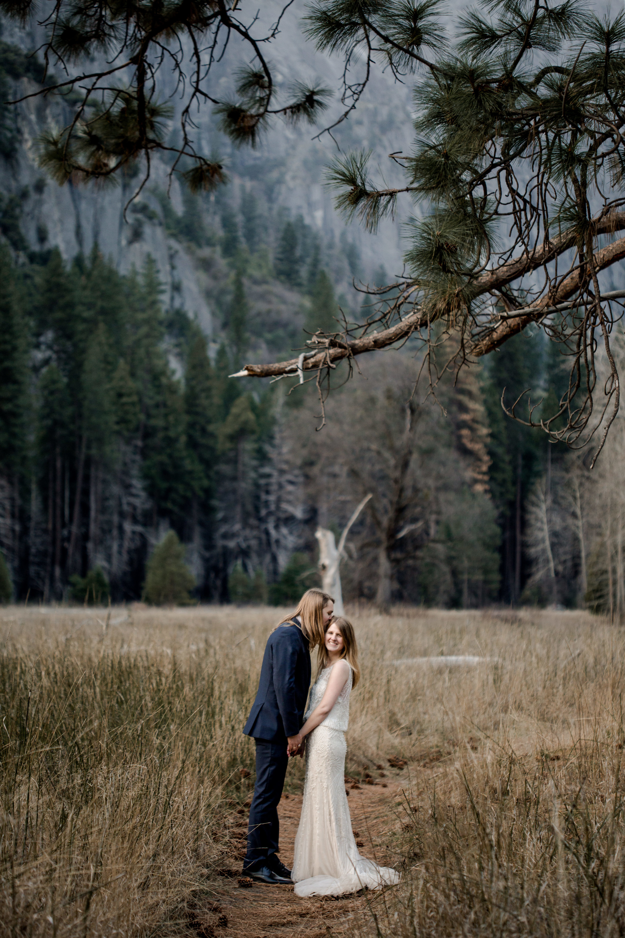 nicole-daacke-photography-yousemite-national-park-elopement-photographer-winter-cloud-moody-elope-inspiration-yosemite-valley-tunnel-view-winter-cloud-fog-weather-wedding-photos-74.jpg