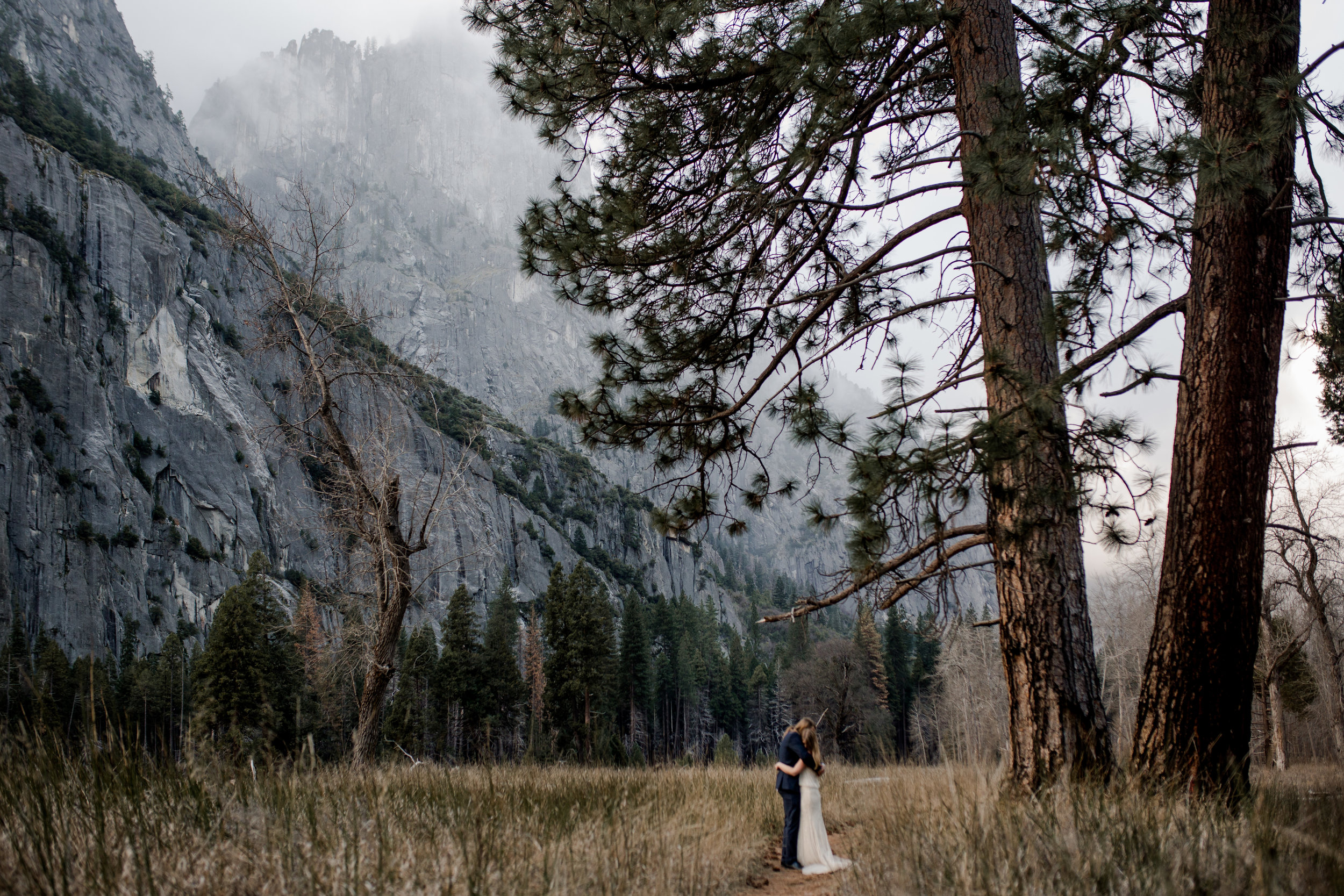 nicole-daacke-photography-yousemite-national-park-elopement-photographer-winter-cloud-moody-elope-inspiration-yosemite-valley-tunnel-view-winter-cloud-fog-weather-wedding-photos-75.jpg