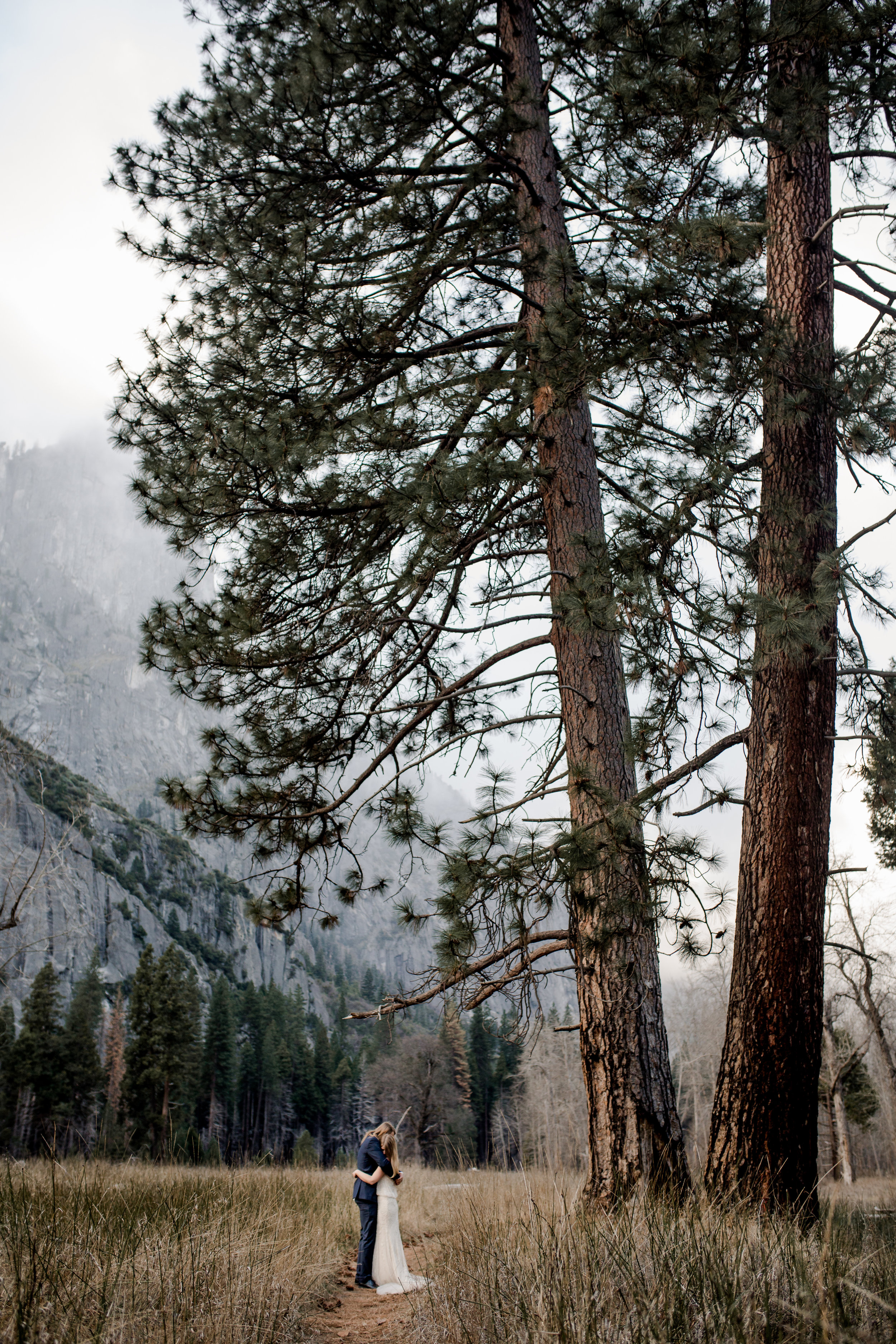 nicole-daacke-photography-yousemite-national-park-elopement-photographer-winter-cloud-moody-elope-inspiration-yosemite-valley-tunnel-view-winter-cloud-fog-weather-wedding-photos-76.jpg