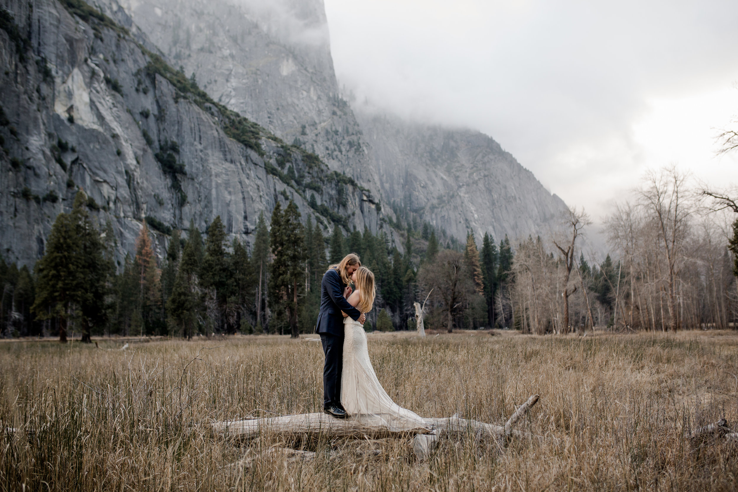nicole-daacke-photography-yousemite-national-park-elopement-photographer-winter-cloud-moody-elope-inspiration-yosemite-valley-tunnel-view-winter-cloud-fog-weather-wedding-photos-78.jpg