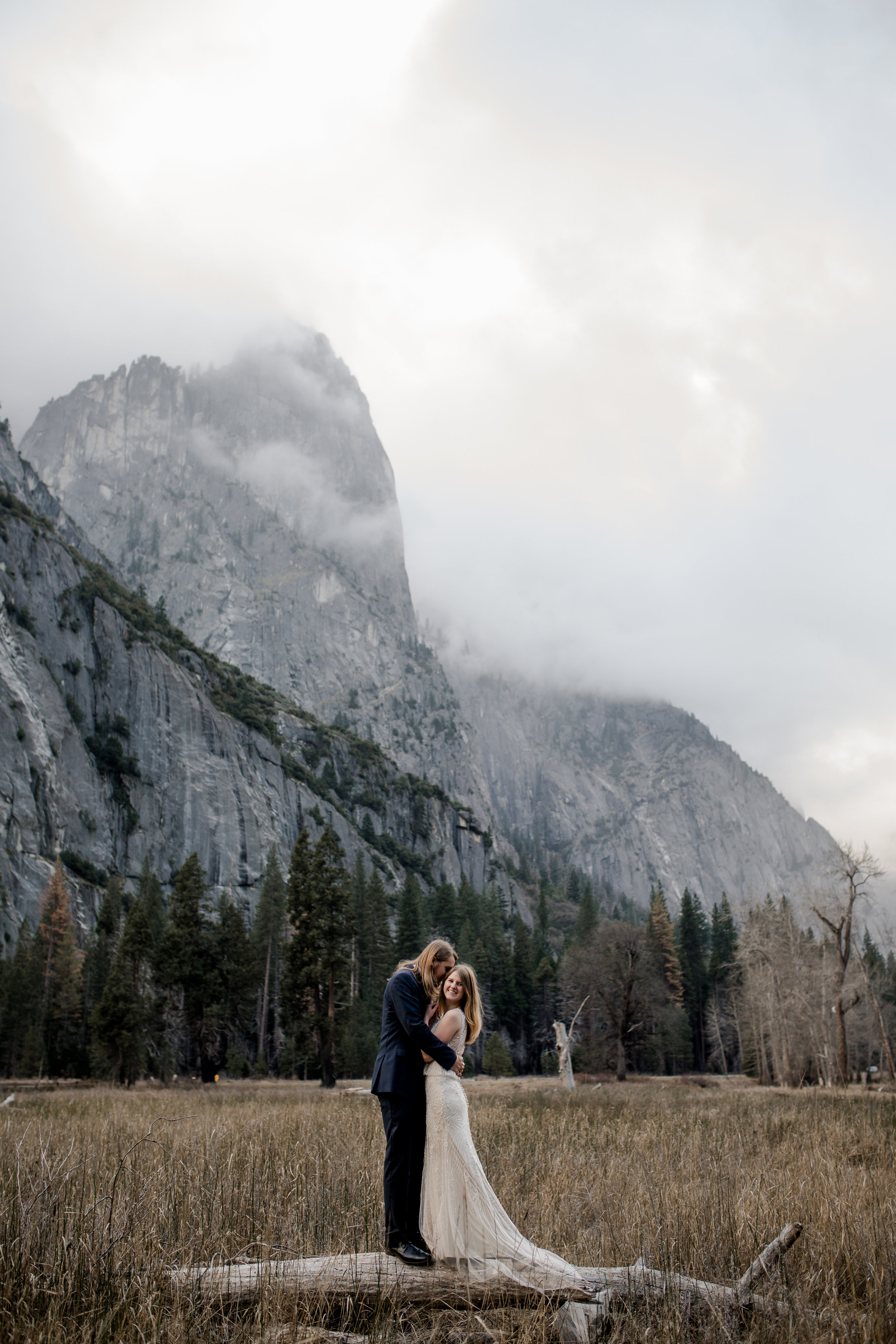nicole-daacke-photography-yousemite-national-park-elopement-photographer-winter-cloud-moody-elope-inspiration-yosemite-valley-tunnel-view-winter-cloud-fog-weather-wedding-photos-79.jpg