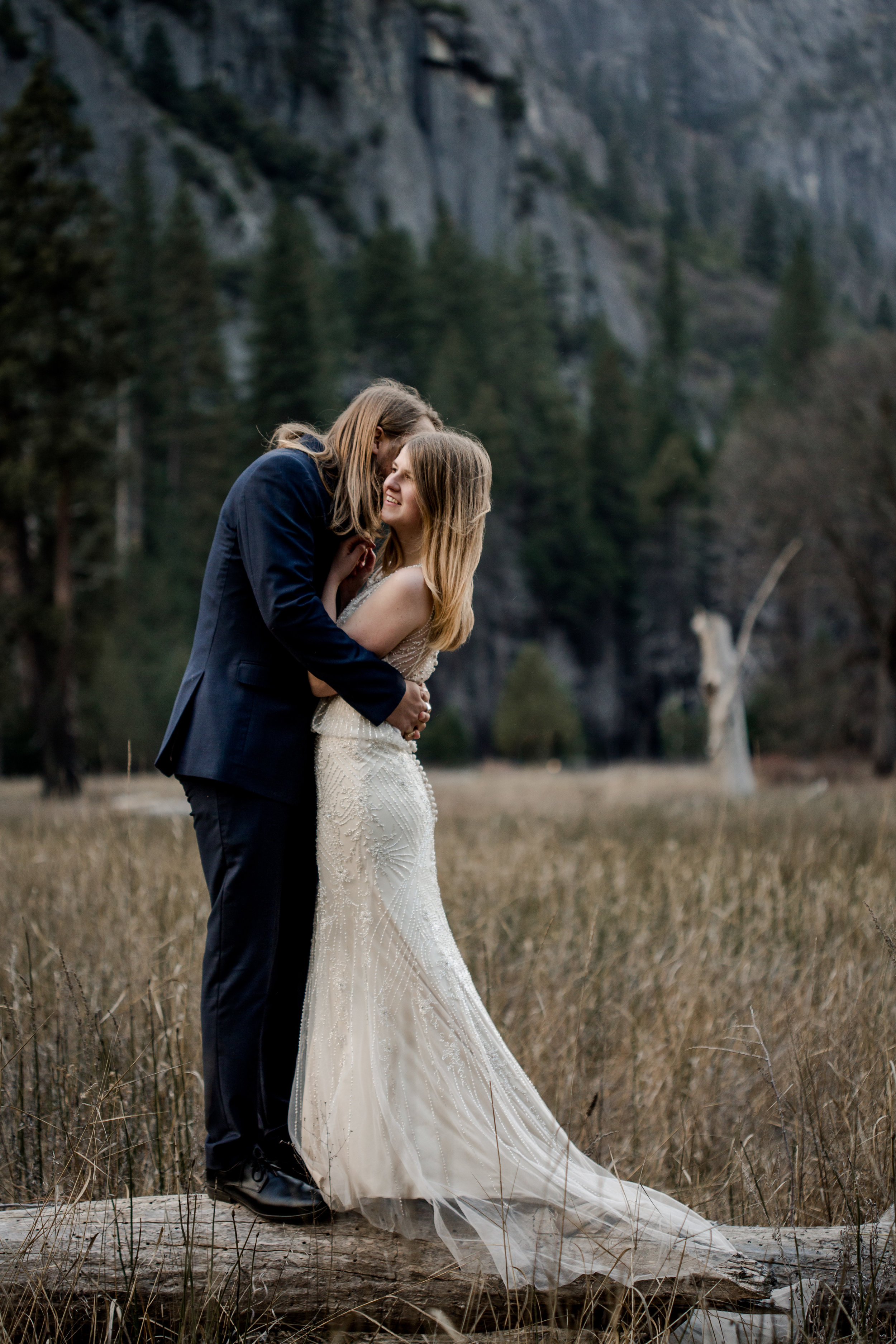 nicole-daacke-photography-yousemite-national-park-elopement-photographer-winter-cloud-moody-elope-inspiration-yosemite-valley-tunnel-view-winter-cloud-fog-weather-wedding-photos-80.jpg