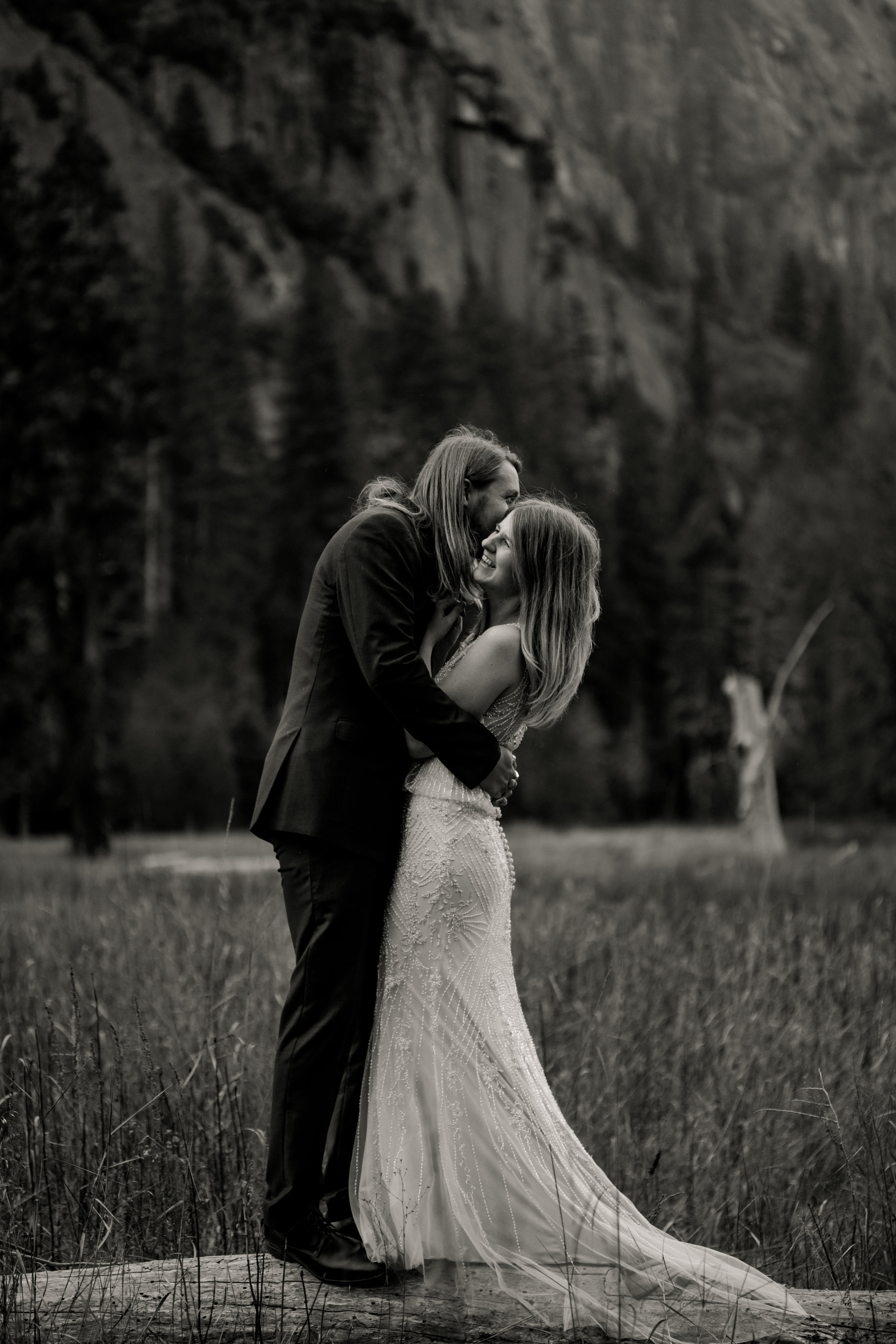 nicole-daacke-photography-yousemite-national-park-elopement-photographer-winter-cloud-moody-elope-inspiration-yosemite-valley-tunnel-view-winter-cloud-fog-weather-wedding-photos-81.jpg