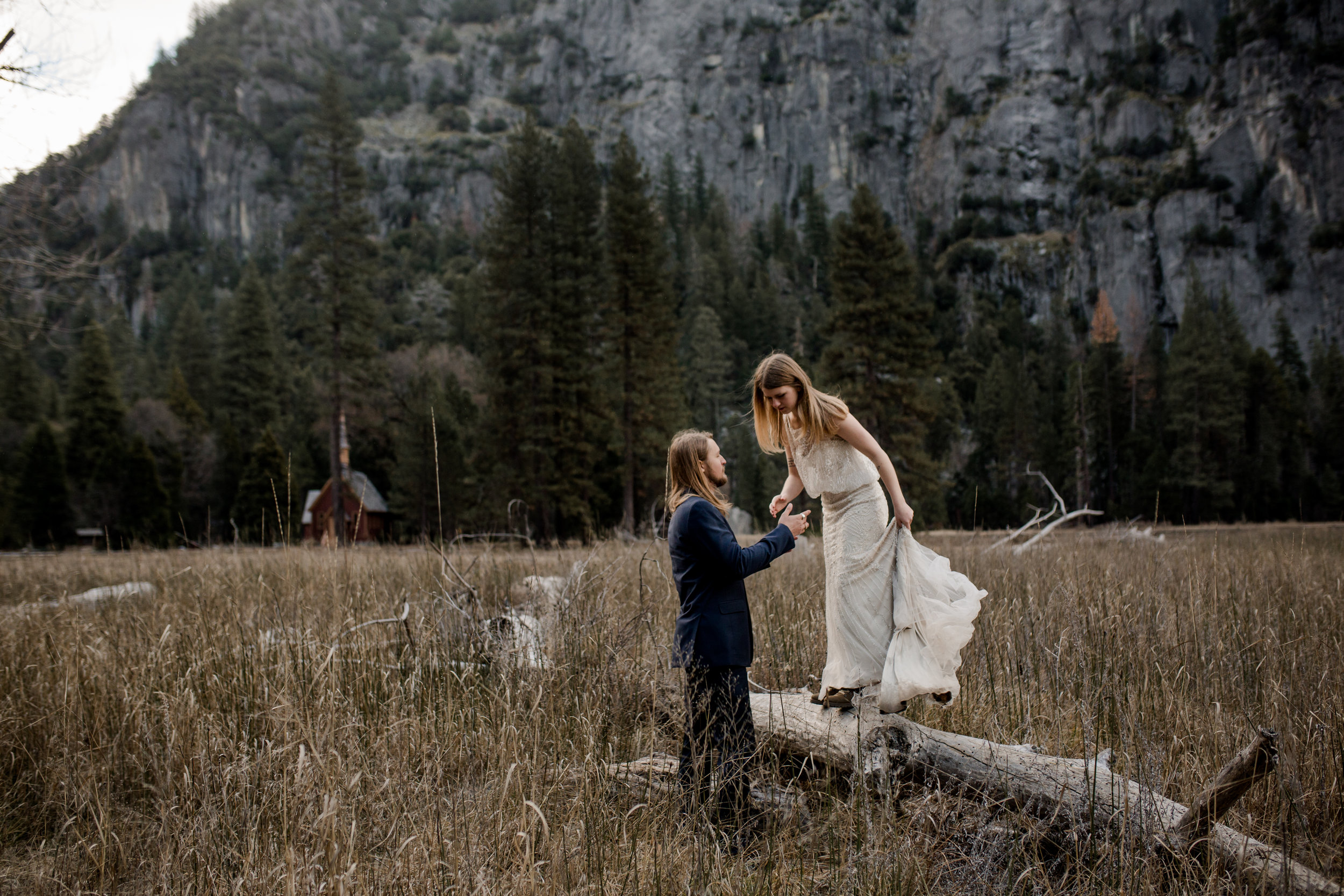 nicole-daacke-photography-yousemite-national-park-elopement-photographer-winter-cloud-moody-elope-inspiration-yosemite-valley-tunnel-view-winter-cloud-fog-weather-wedding-photos-83.jpg