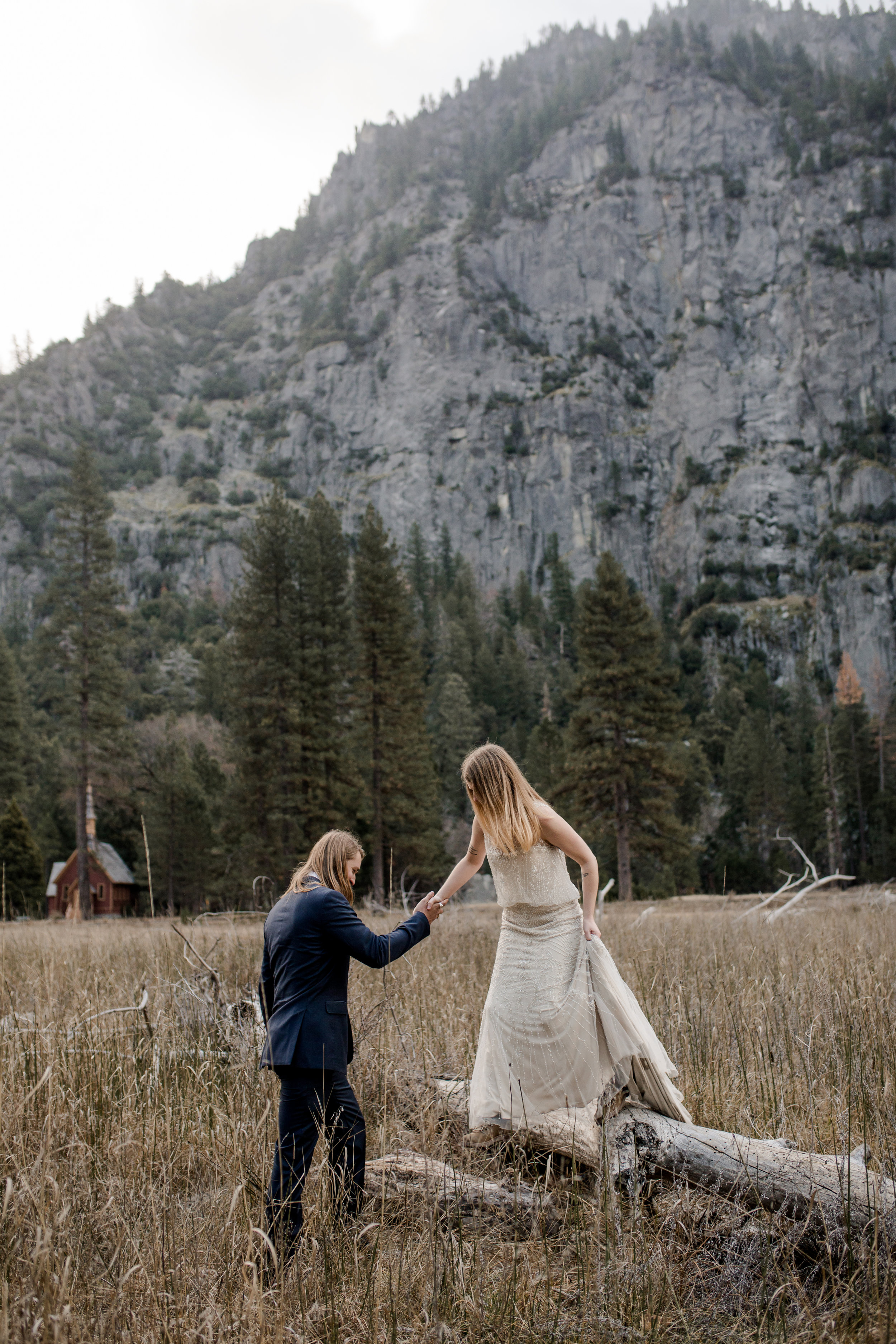 nicole-daacke-photography-yousemite-national-park-elopement-photographer-winter-cloud-moody-elope-inspiration-yosemite-valley-tunnel-view-winter-cloud-fog-weather-wedding-photos-84.jpg