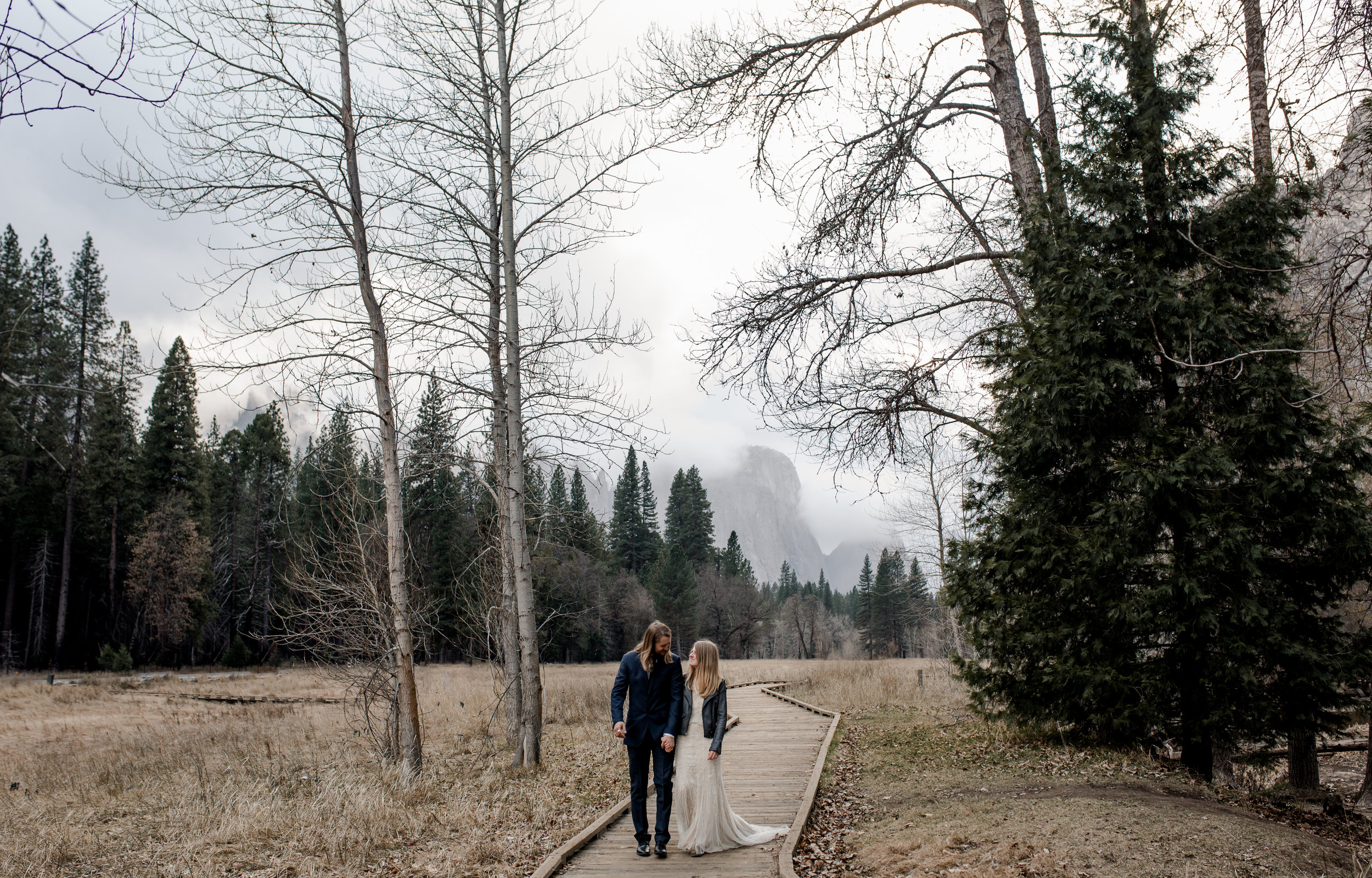nicole-daacke-photography-yousemite-national-park-elopement-photographer-winter-cloud-moody-elope-inspiration-yosemite-valley-tunnel-view-winter-cloud-fog-weather-wedding-photos-86.jpg