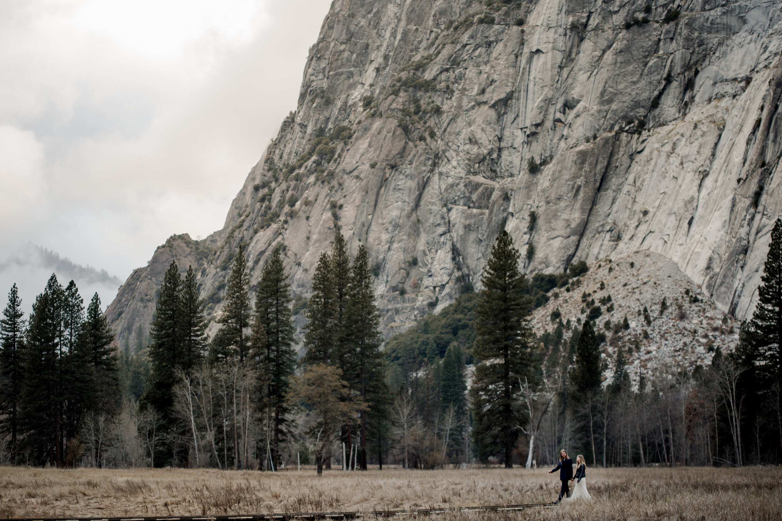 nicole-daacke-photography-yousemite-national-park-elopement-photographer-winter-cloud-moody-elope-inspiration-yosemite-valley-tunnel-view-winter-cloud-fog-weather-wedding-photos-87.jpg