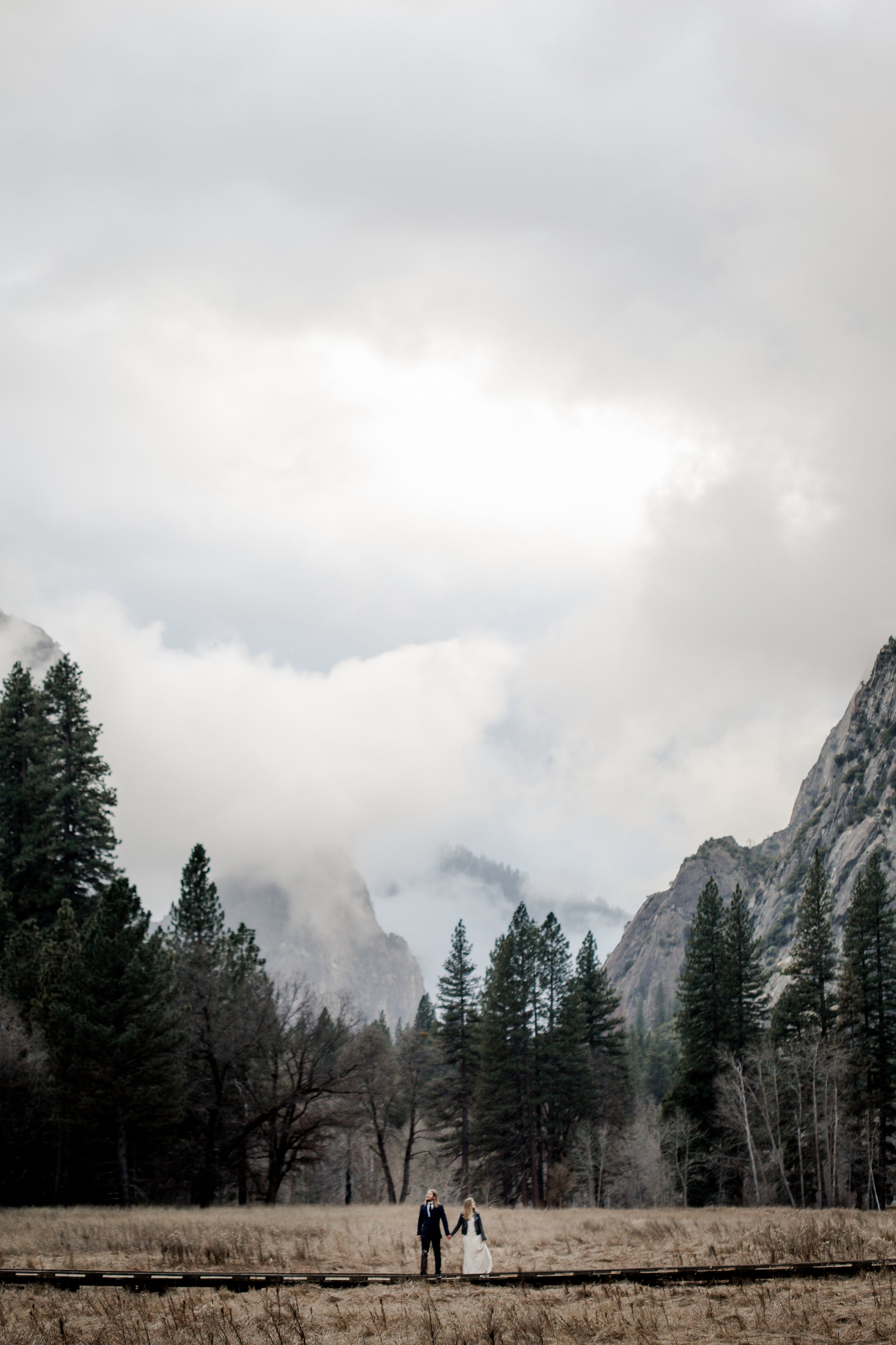 nicole-daacke-photography-yousemite-national-park-elopement-photographer-winter-cloud-moody-elope-inspiration-yosemite-valley-tunnel-view-winter-cloud-fog-weather-wedding-photos-89.jpg