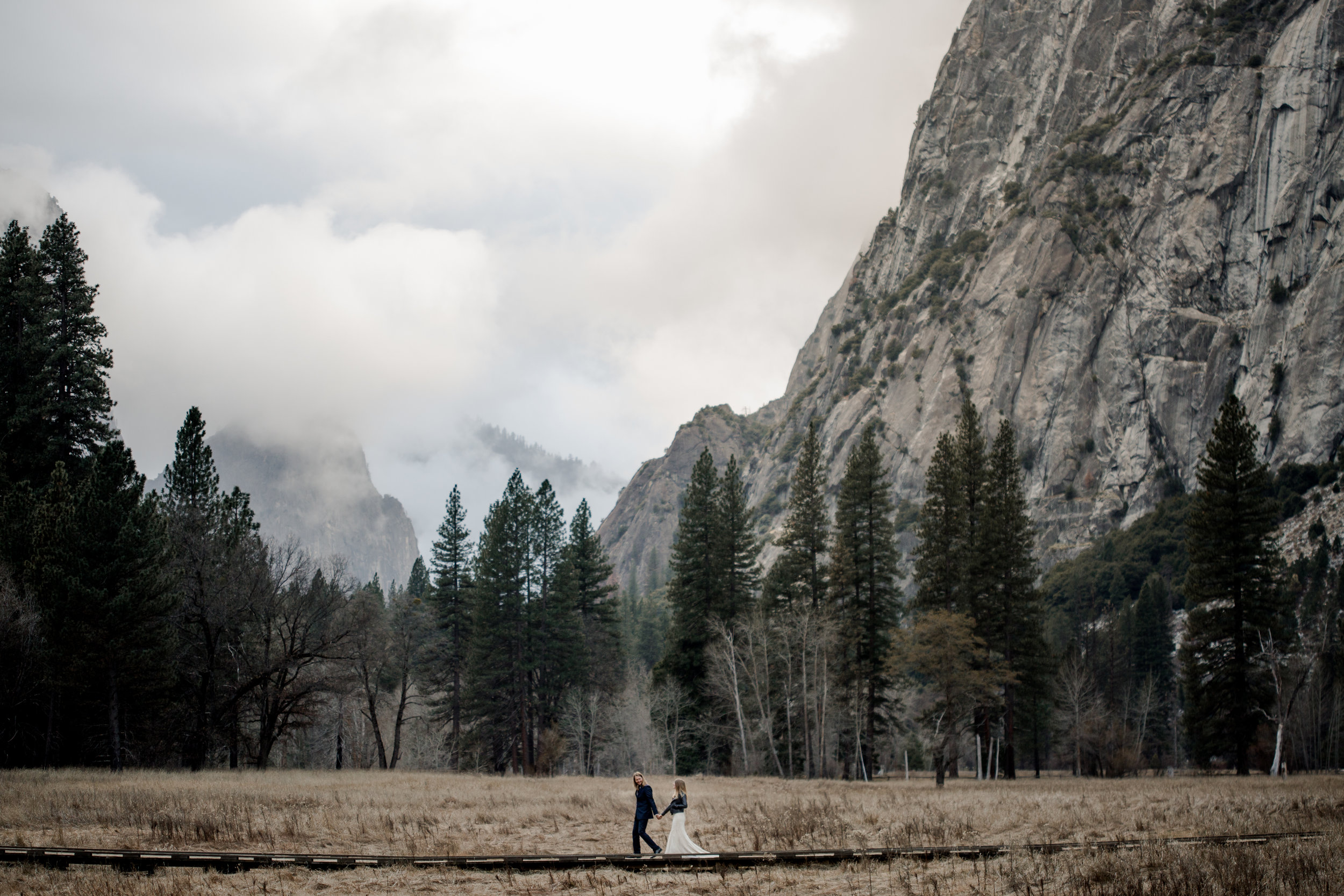 nicole-daacke-photography-yousemite-national-park-elopement-photographer-winter-cloud-moody-elope-inspiration-yosemite-valley-tunnel-view-winter-cloud-fog-weather-wedding-photos-88.jpg