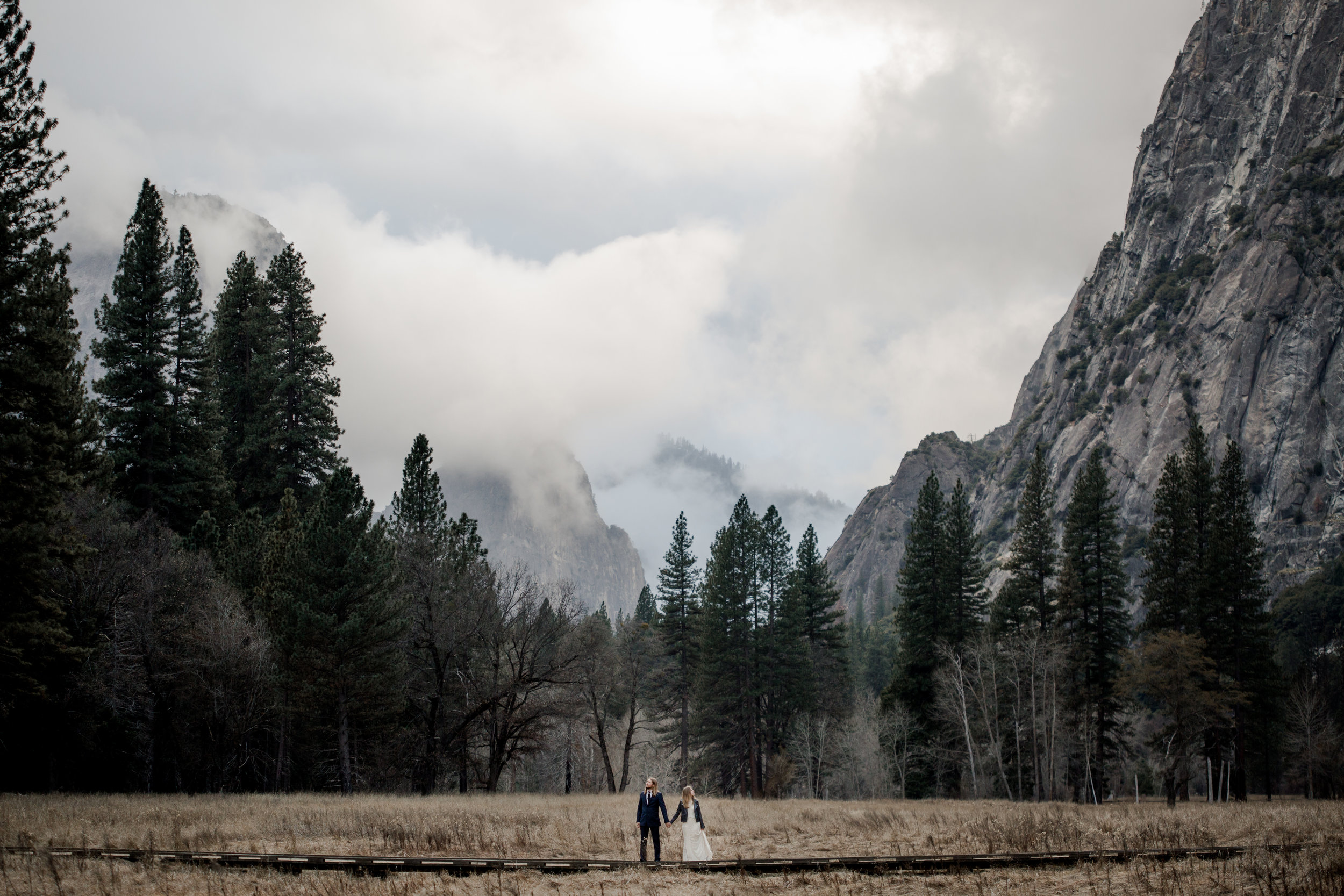 nicole-daacke-photography-yousemite-national-park-elopement-photographer-winter-cloud-moody-elope-inspiration-yosemite-valley-tunnel-view-winter-cloud-fog-weather-wedding-photos-90.jpg