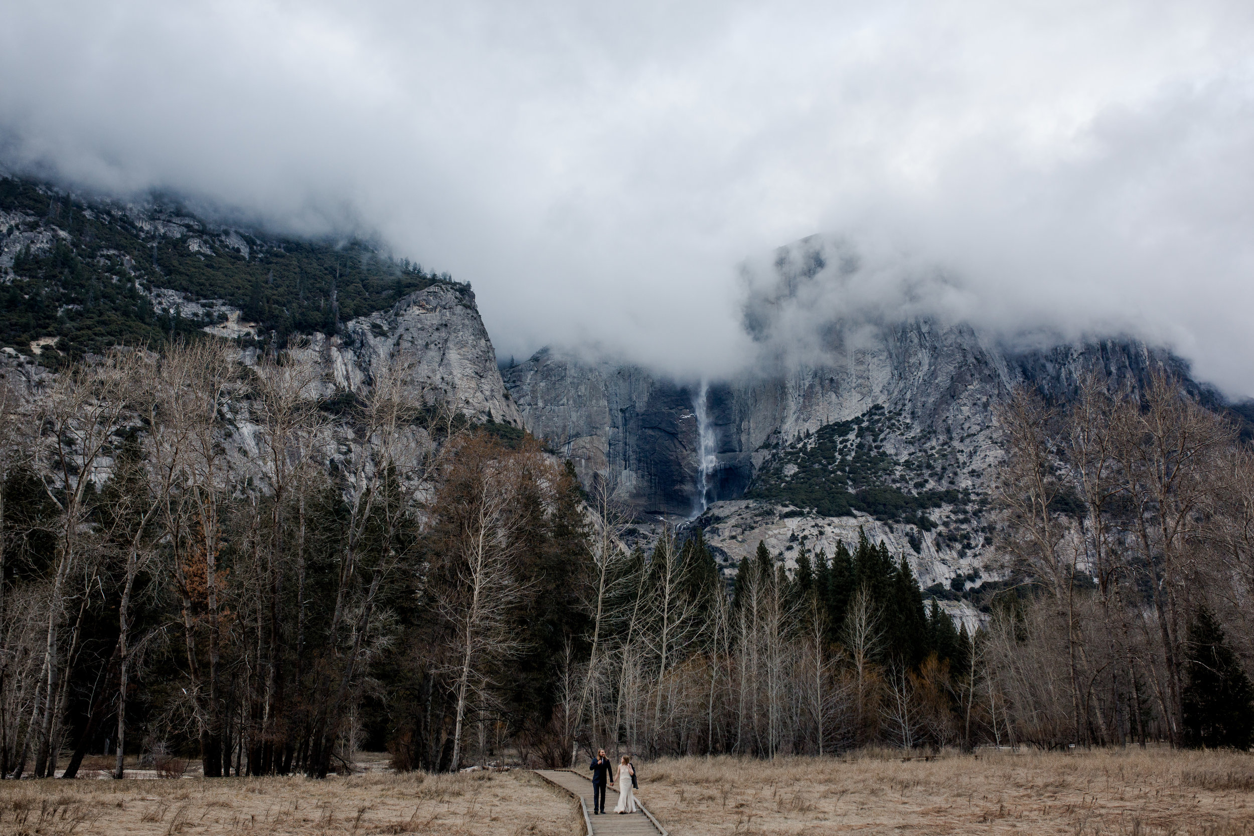 nicole-daacke-photography-yousemite-national-park-elopement-photographer-winter-cloud-moody-elope-inspiration-yosemite-valley-tunnel-view-winter-cloud-fog-weather-wedding-photos-91.jpg
