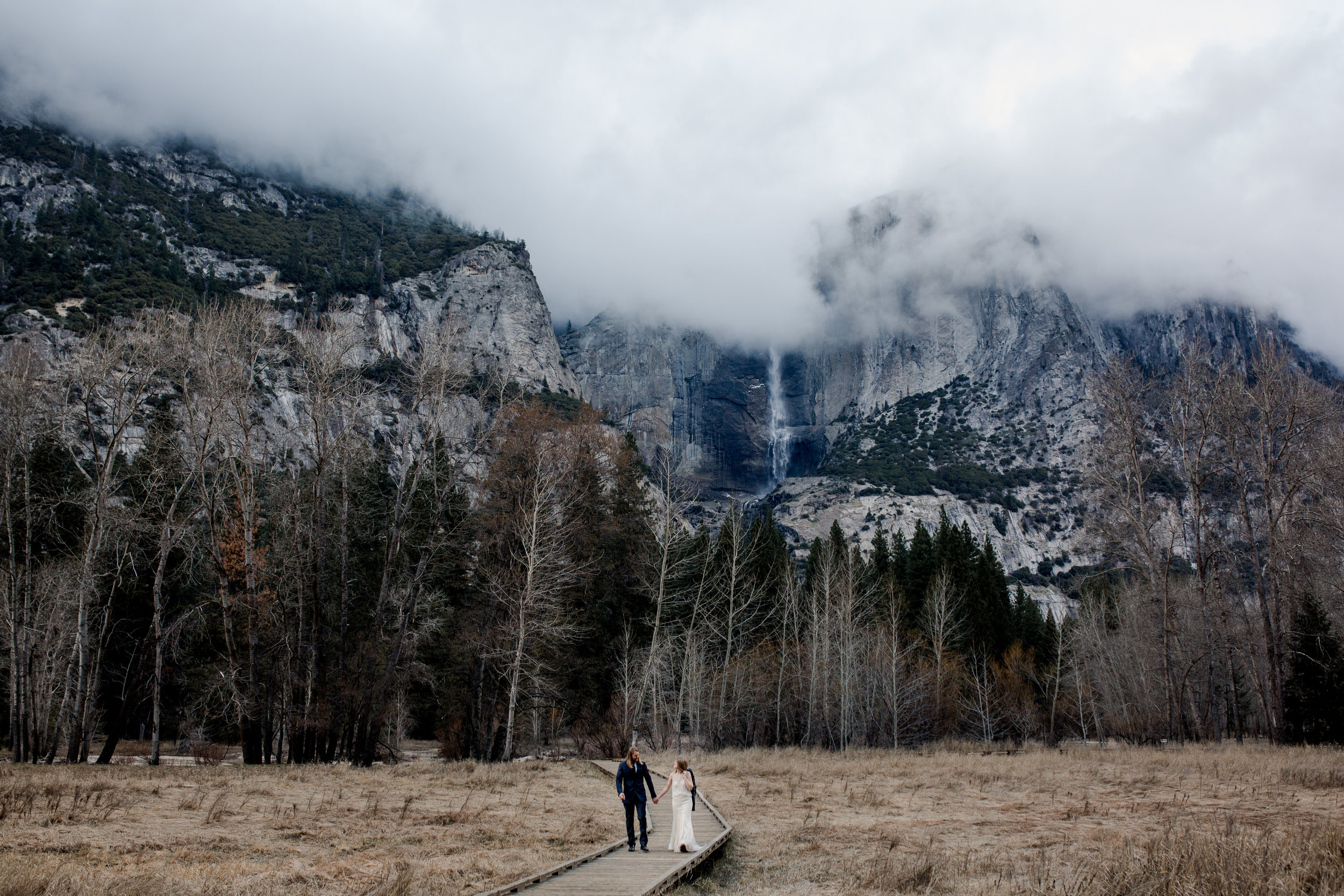 nicole-daacke-photography-yousemite-national-park-elopement-photographer-winter-cloud-moody-elope-inspiration-yosemite-valley-tunnel-view-winter-cloud-fog-weather-wedding-photos-92.jpg