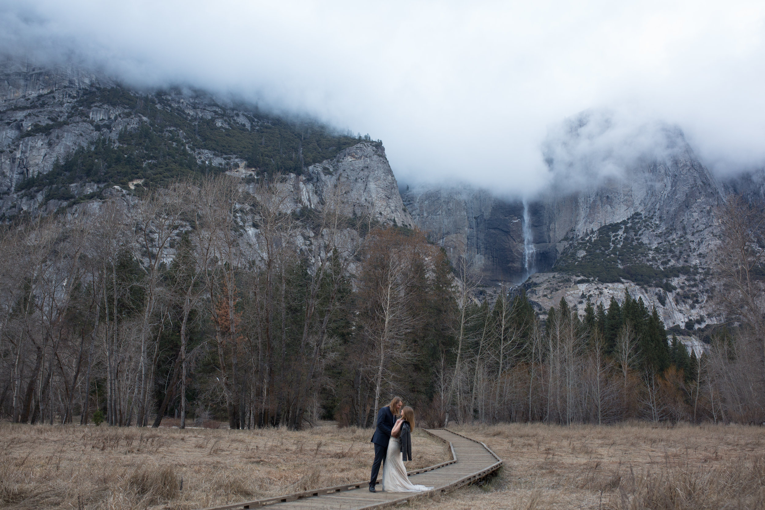 nicole-daacke-photography-yousemite-national-park-elopement-photographer-winter-cloud-moody-elope-inspiration-yosemite-valley-tunnel-view-winter-cloud-fog-weather-wedding-photos-93.jpg