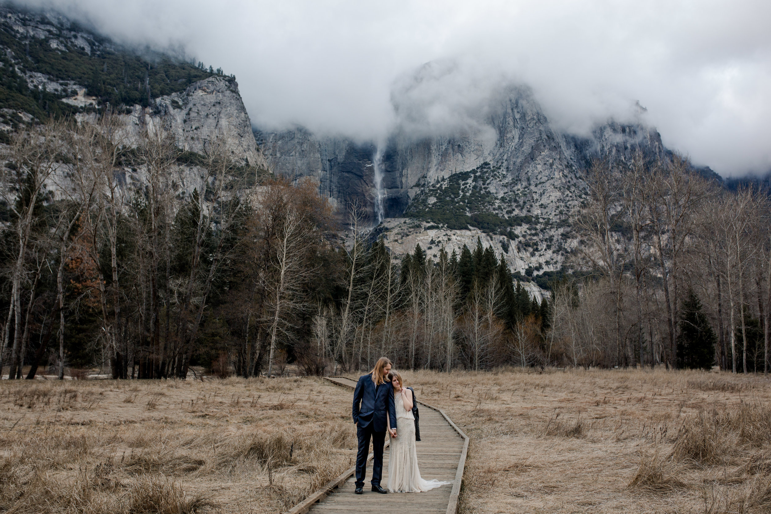 nicole-daacke-photography-yousemite-national-park-elopement-photographer-winter-cloud-moody-elope-inspiration-yosemite-valley-tunnel-view-winter-cloud-fog-weather-wedding-photos-94.jpg