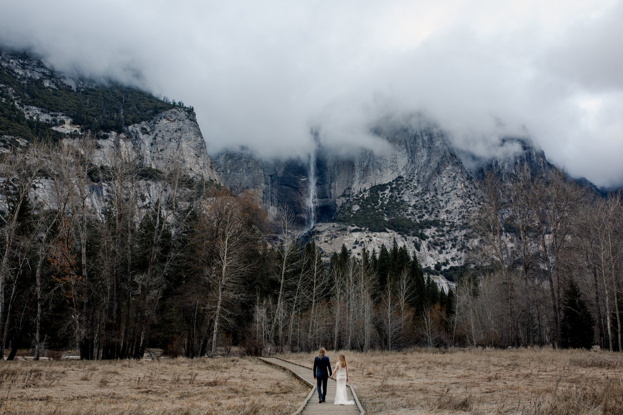 nicole-daacke-photography-yousemite-national-park-elopement-photographer-winter-cloud-moody-elope-inspiration-yosemite-valley-tunnel-view-winter-cloud-fog-weather-wedding-photos-96.jpg
