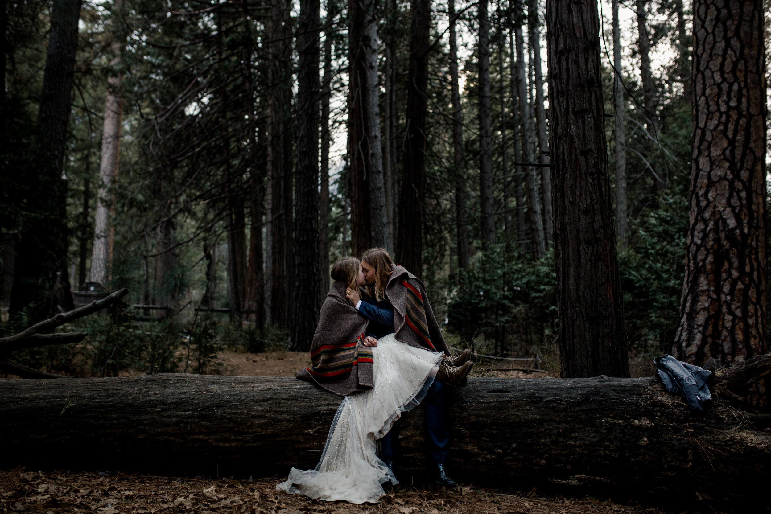 nicole-daacke-photography-yousemite-national-park-elopement-photographer-winter-cloud-moody-elope-inspiration-yosemite-valley-tunnel-view-winter-cloud-fog-weather-wedding-photos-99.jpg
