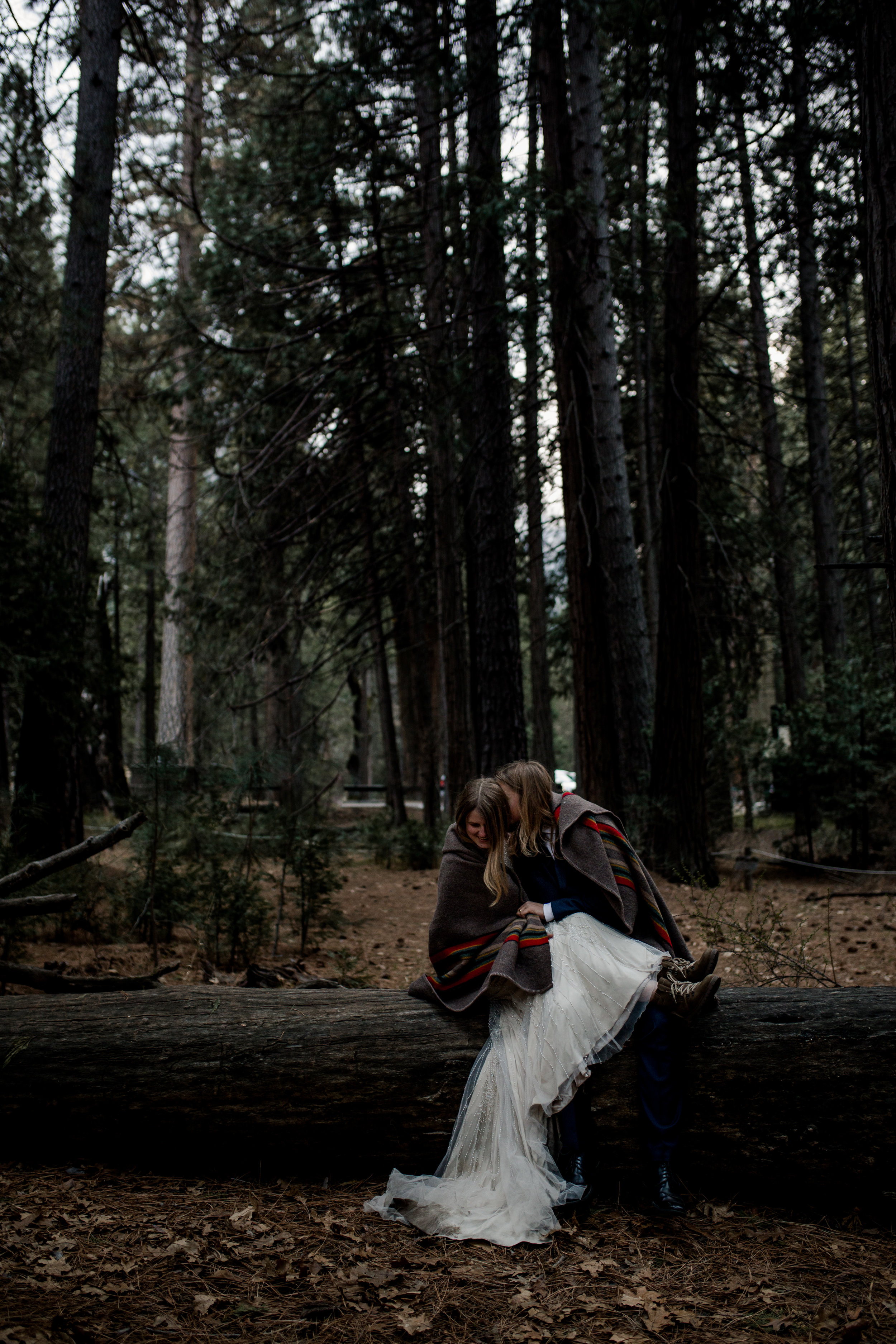 nicole-daacke-photography-yousemite-national-park-elopement-photographer-winter-cloud-moody-elope-inspiration-yosemite-valley-tunnel-view-winter-cloud-fog-weather-wedding-photos-100.jpg