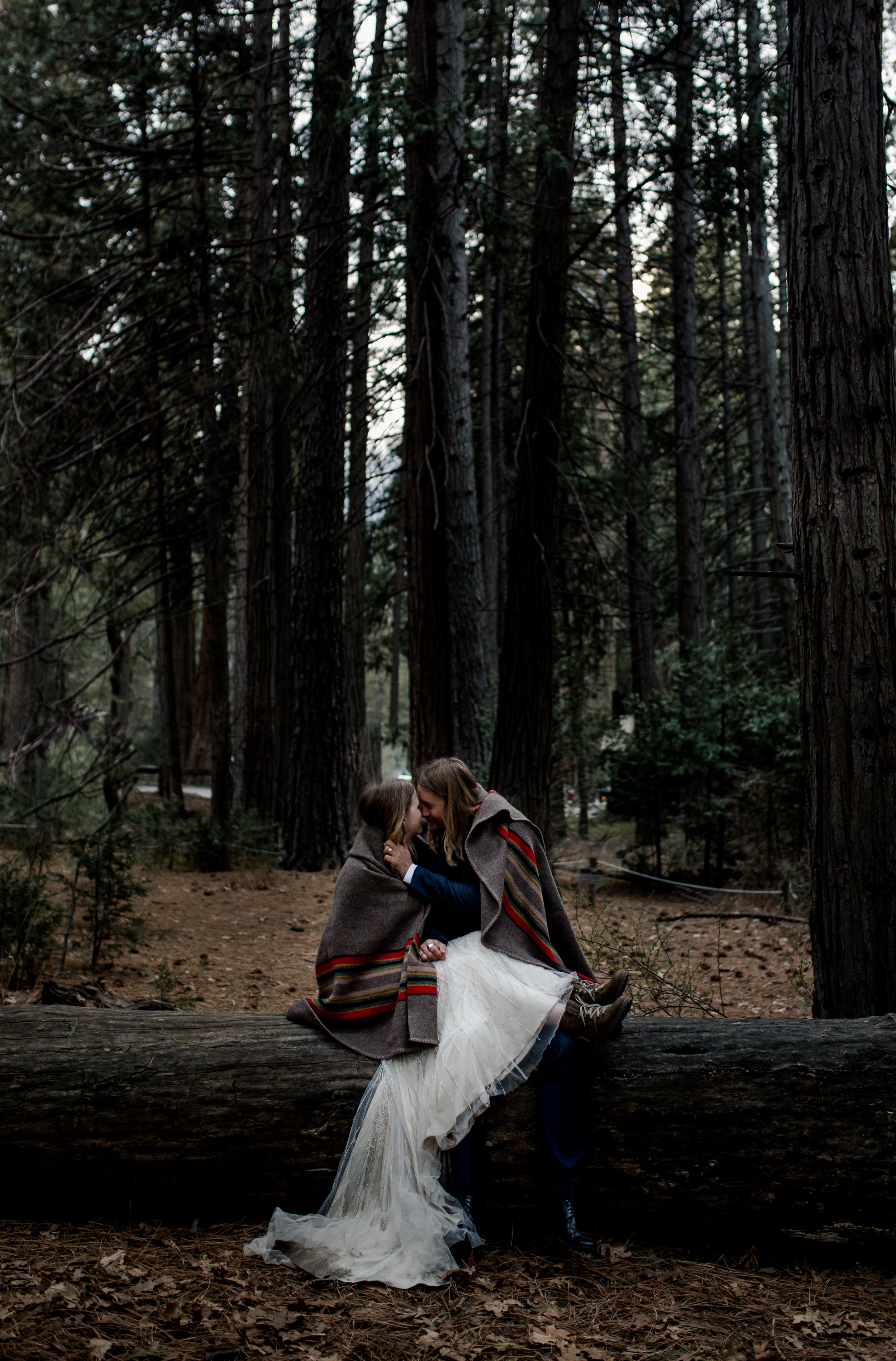nicole-daacke-photography-yousemite-national-park-elopement-photographer-winter-cloud-moody-elope-inspiration-yosemite-valley-tunnel-view-winter-cloud-fog-weather-wedding-photos-98.jpg